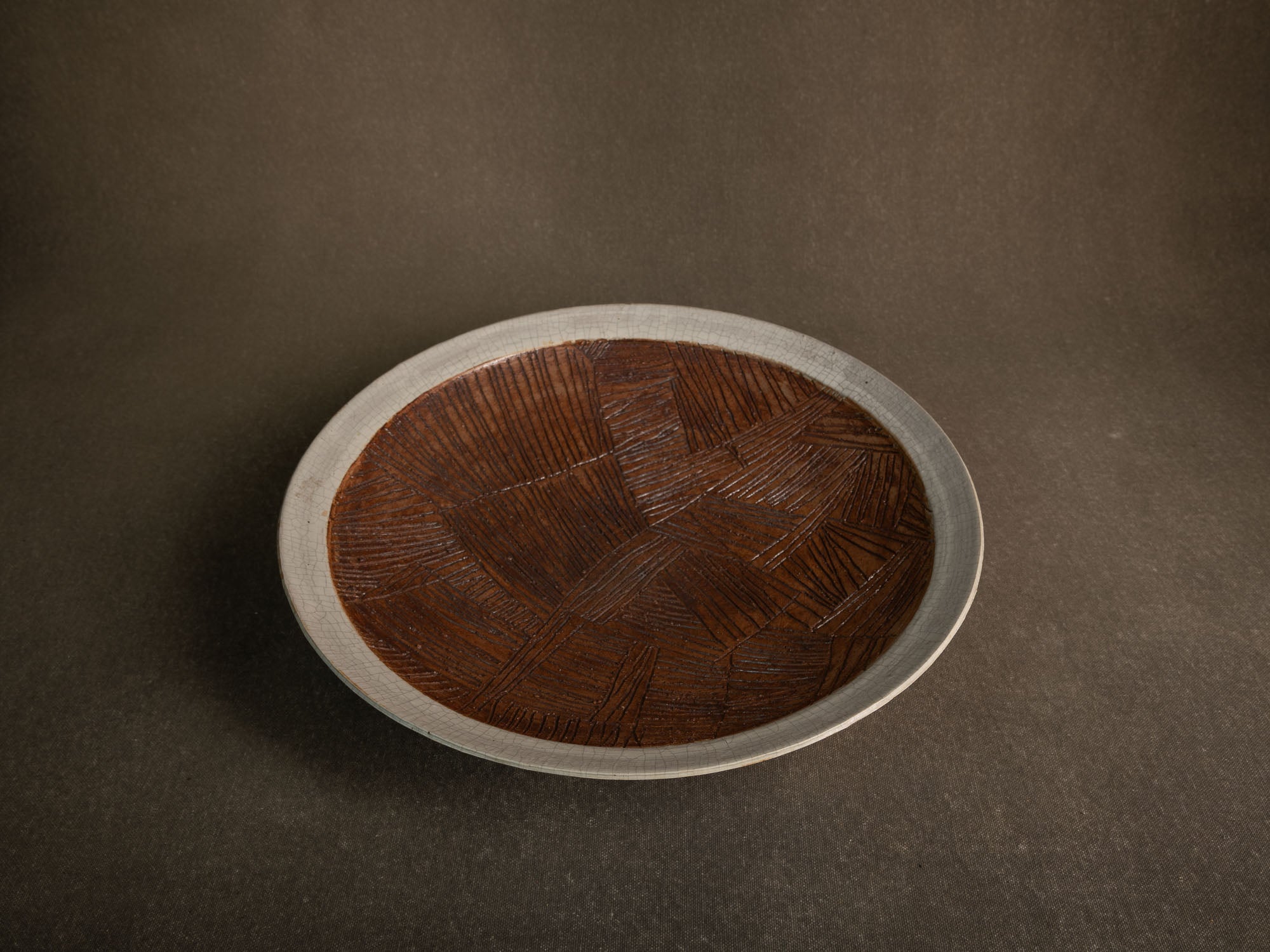 Important plat sculptural en grès, mouvance Sōdeisha (走泥社), Japon (vers 1960-65)..Unique sculptural stoneware dish, Sōdeisha (走泥社) movement, Japan (ca. 1960-65)