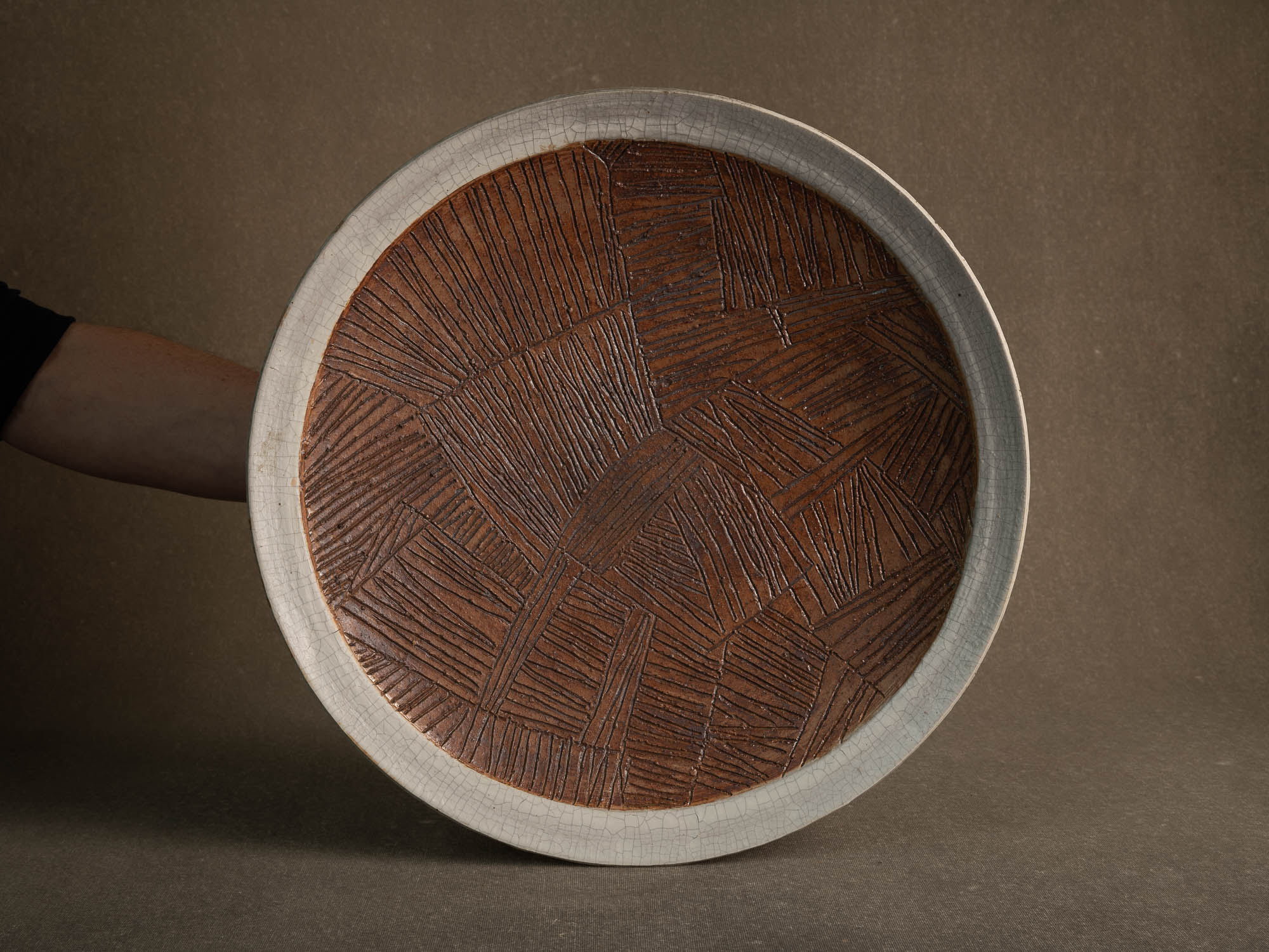 Important plat sculptural en grès, mouvance Sōdeisha (走泥社), Japon (vers 1960-65)..Unique sculptural stoneware dish, Sōdeisha (走泥社) movement, Japan (ca. 1960-65)