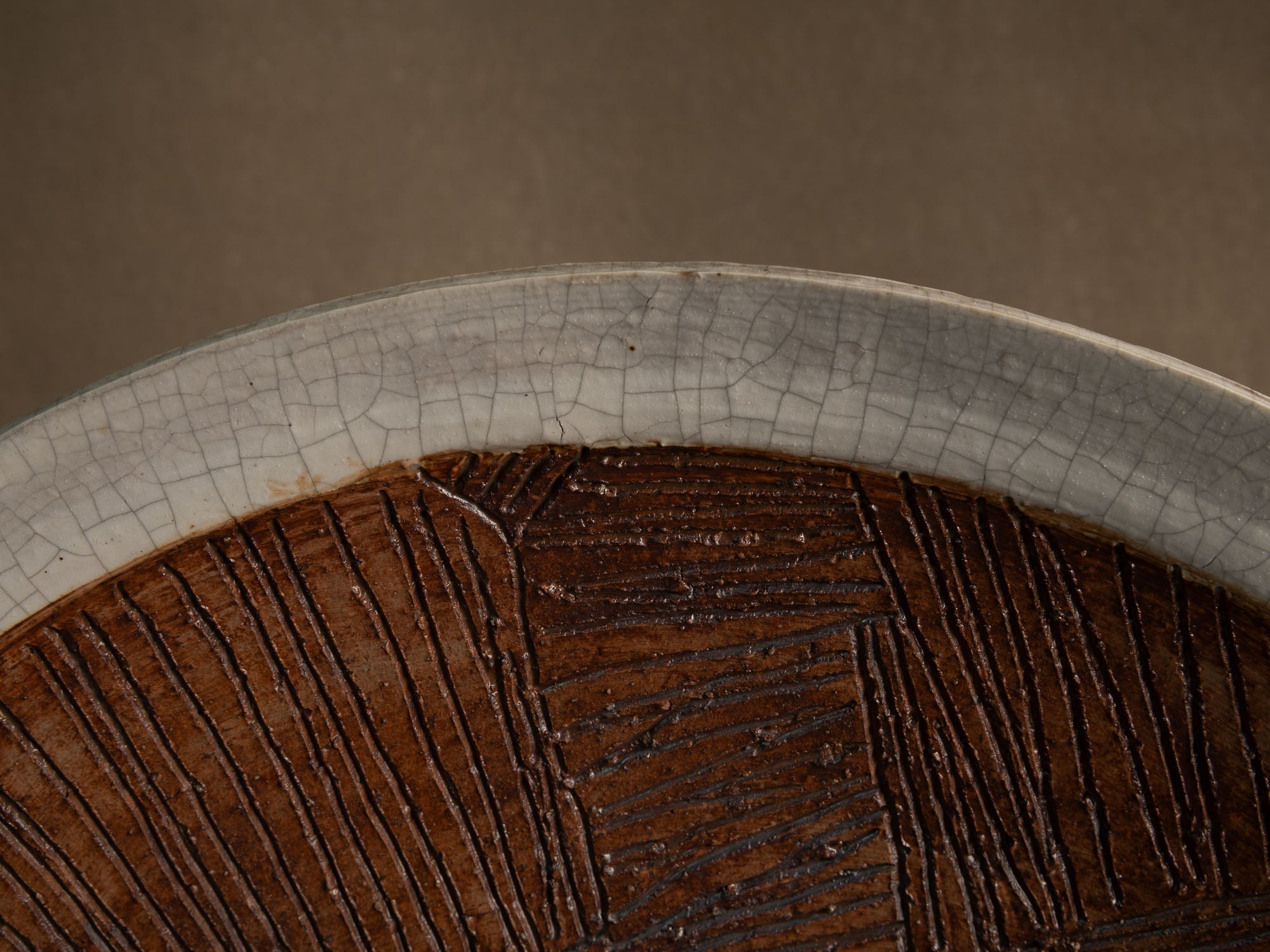 Important plat sculptural en grès, mouvance Sōdeisha (走泥社), Japon (vers 1960-65)..Unique sculptural stoneware dish, Sōdeisha (走泥社) movement, Japan (ca. 1960-65)