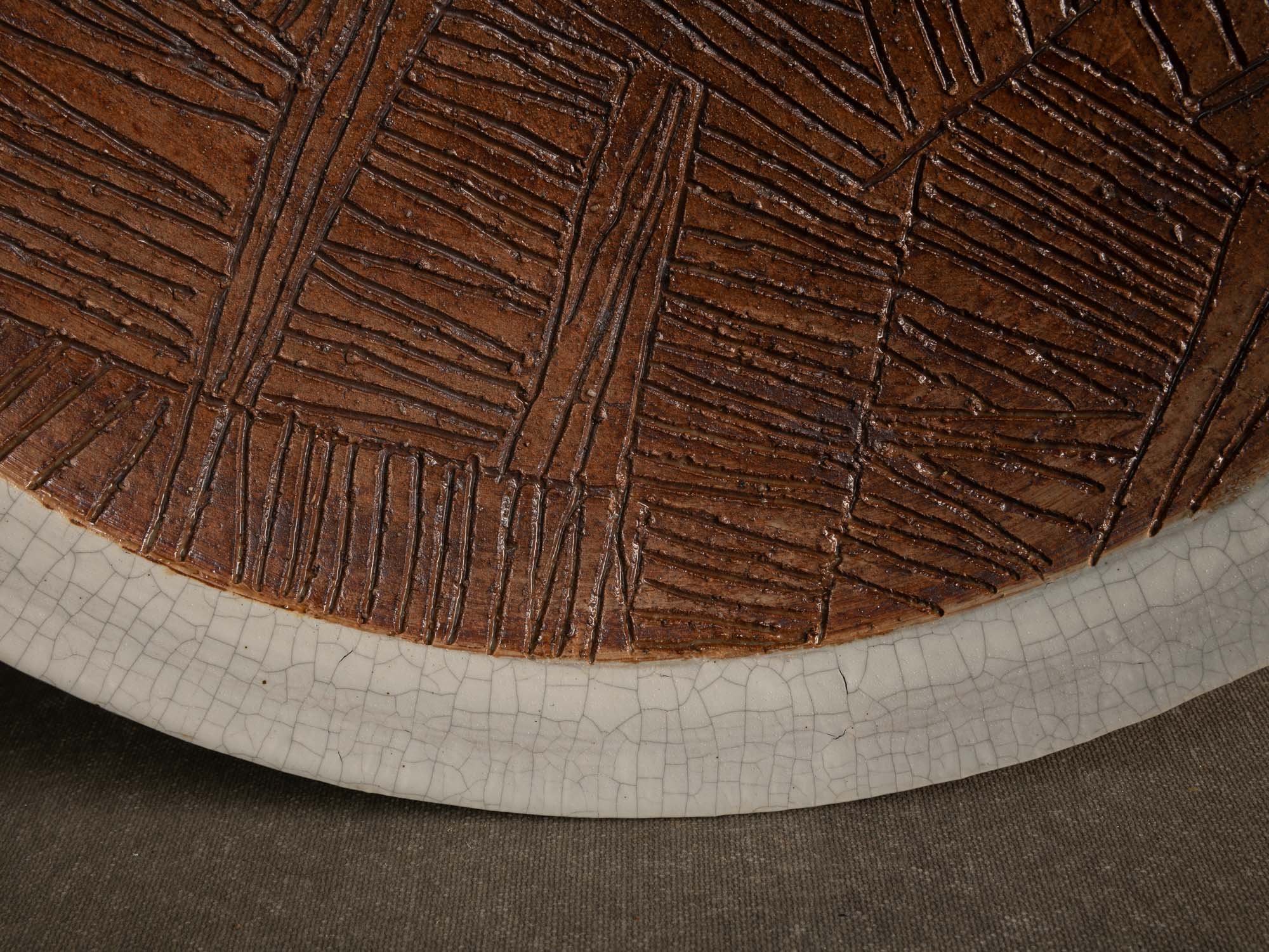 Important plat sculptural en grès, mouvance Sōdeisha (走泥社), Japon (vers 1960-65)..Unique sculptural stoneware dish, Sōdeisha (走泥社) movement, Japan (ca. 1960-65)