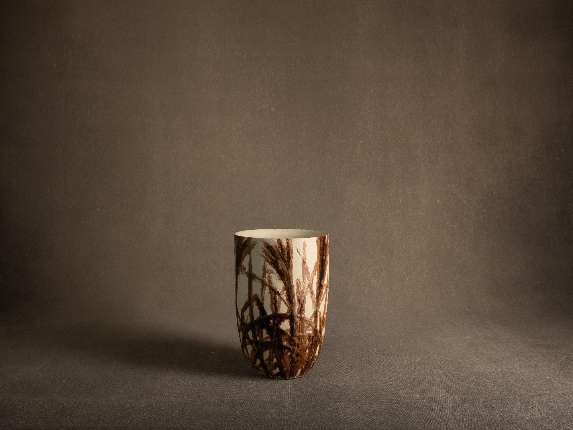 Vase corolle en grès de Kyoto à décor d'herbes folles, Japon (années 1960)..Kyoto Stoneware corolla vase with bamboo decoration, Japan (1960s)