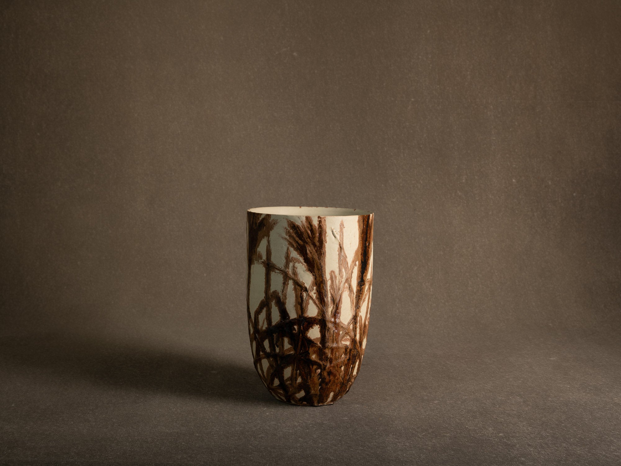 Vase corolle en grès de Kyoto à décor d'herbes folles, Japon (années 1960)..Kyoto Stoneware corolla vase with bamboo decoration, Japan (1960s)
