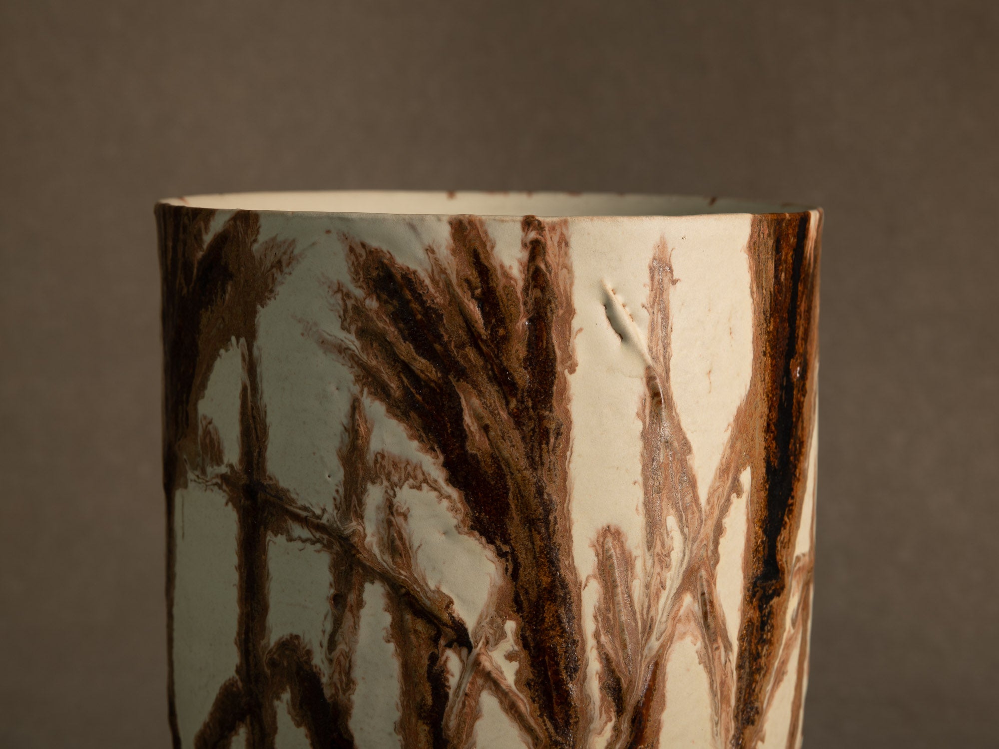Vase corolle en grès de Kyoto à décor d'herbes folles, Japon (années 1960)..Kyoto Stoneware corolla vase with bamboo decoration, Japan (1960s)