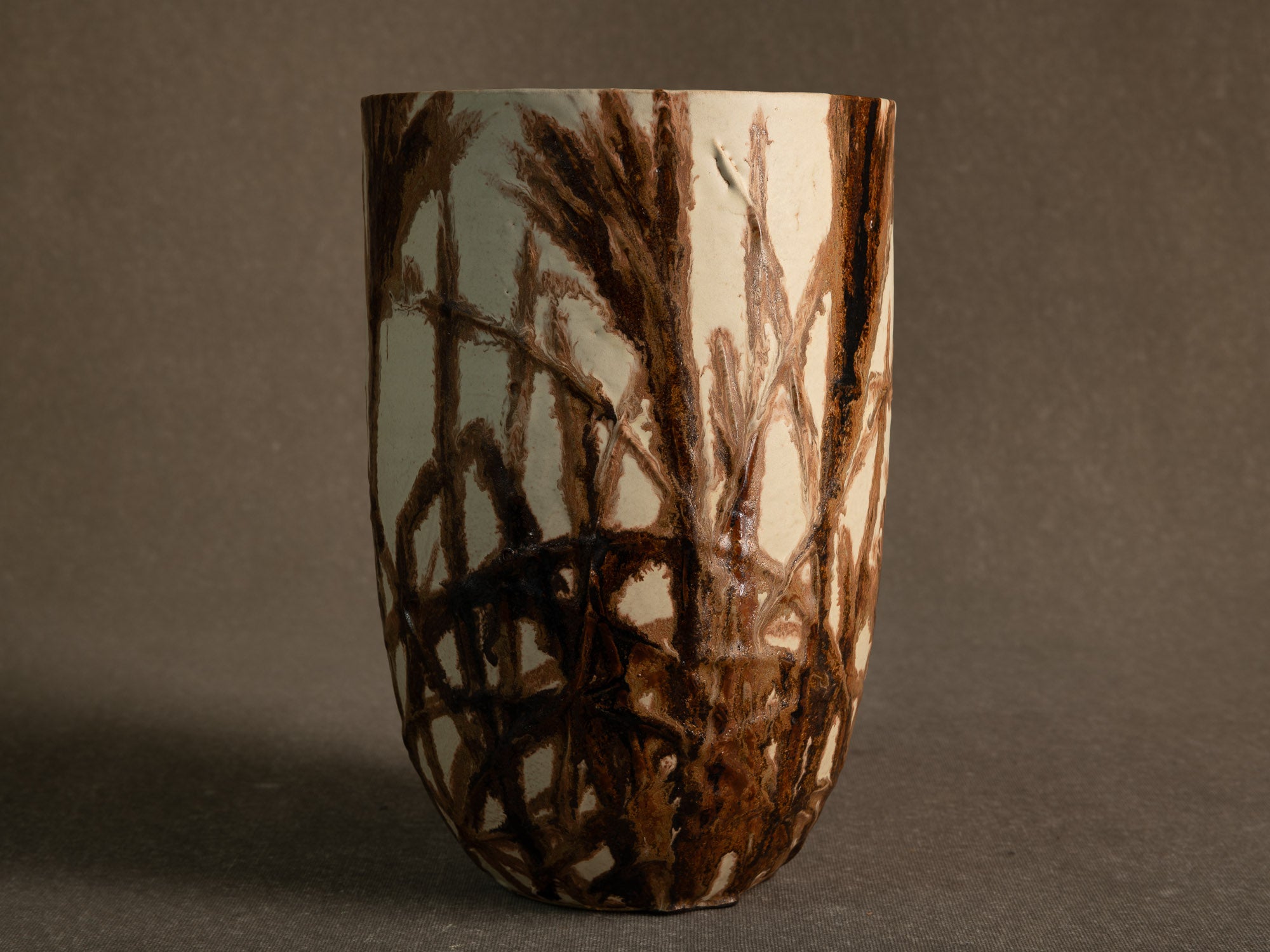 Vase corolle en grès de Kyoto à décor d'herbes folles, Japon (années 1960)..Kyoto Stoneware corolla vase with bamboo decoration, Japan (1960s)
