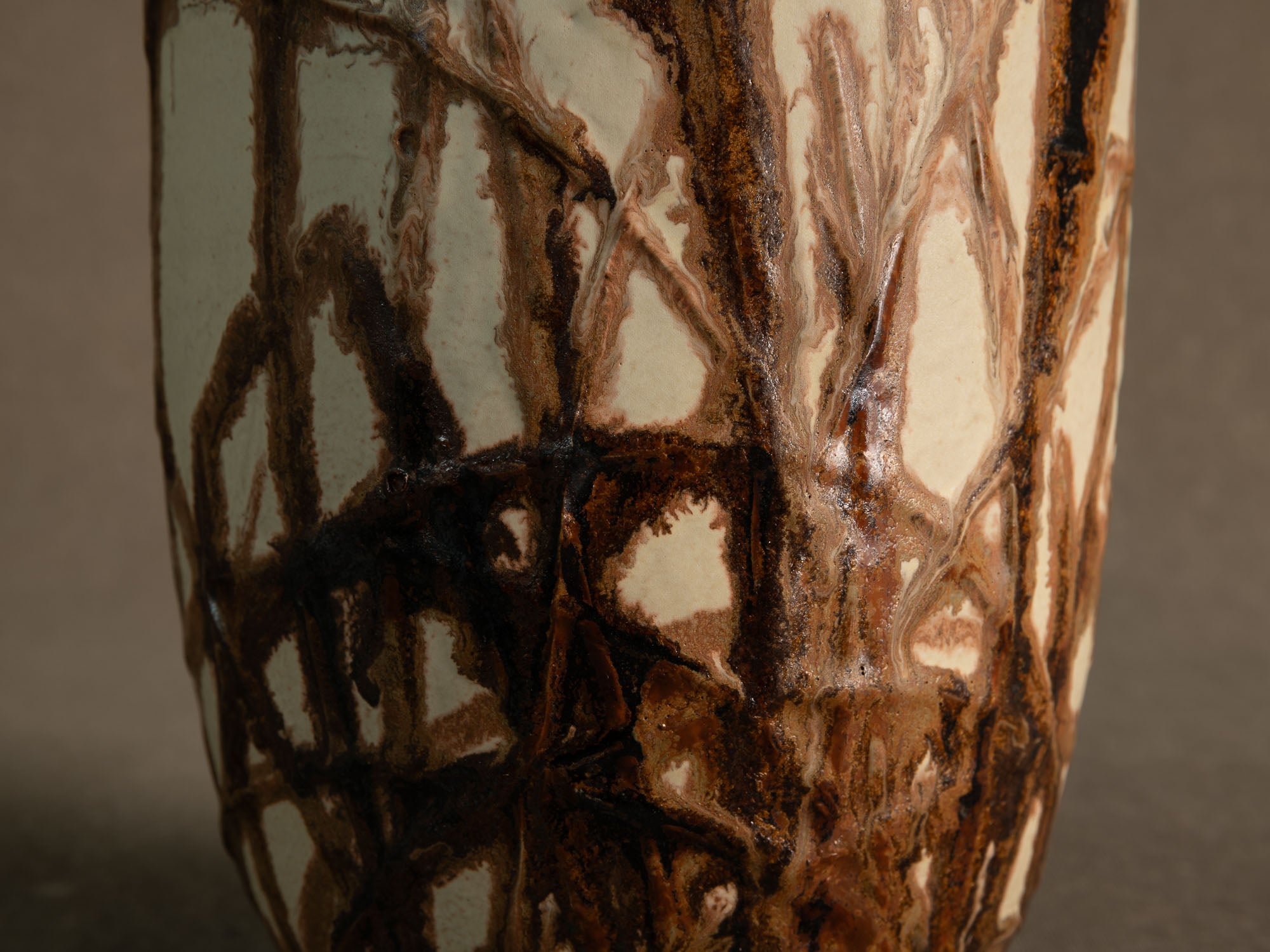 Vase corolle en grès de Kyoto à décor d'herbes folles, Japon (années 1960)..Kyoto Stoneware corolla vase with bamboo decoration, Japan (1960s)