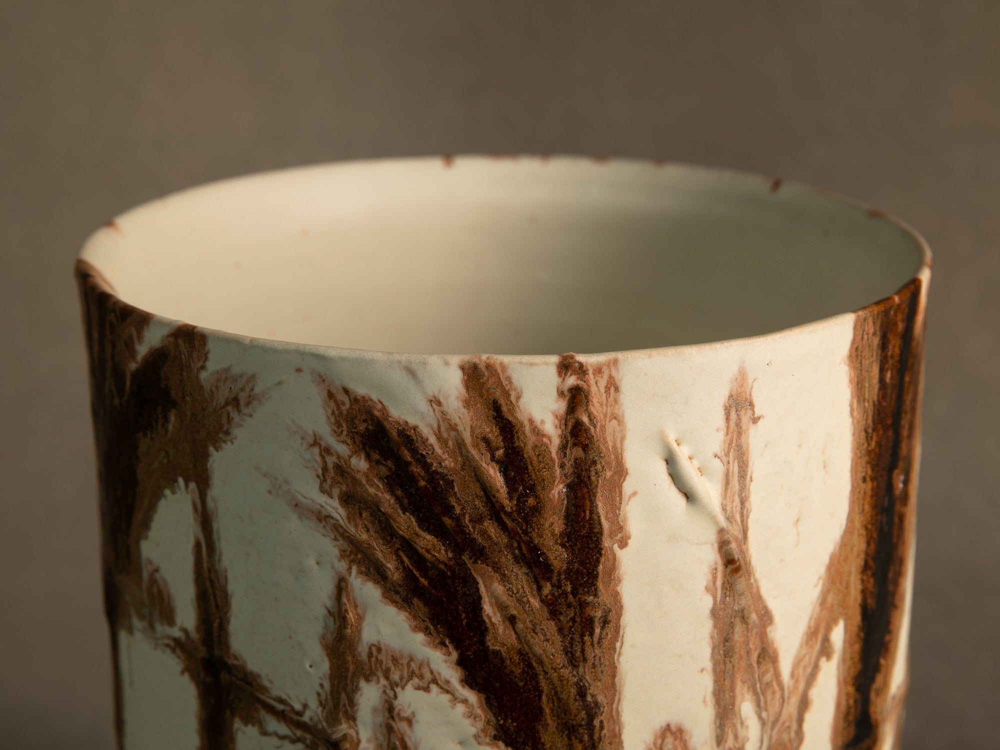 Vase corolle en grès de Kyoto à décor d'herbes folles, Japon (années 1960)..Kyoto Stoneware corolla vase with bamboo decoration, Japan (1960s)