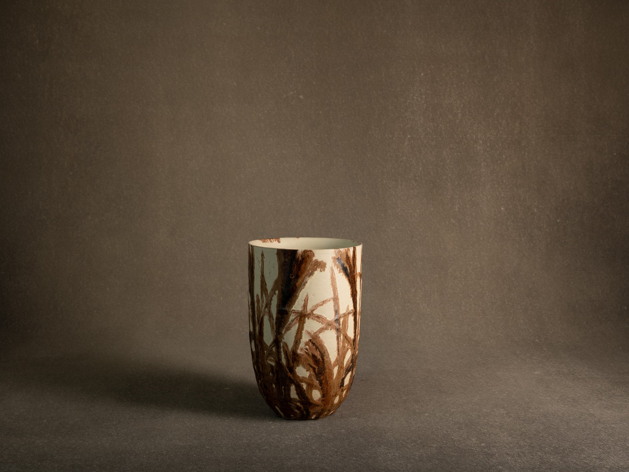 Vase corolle en grès de Kyoto à décor d'herbes folles, Japon (années 1960)..Kyoto Stoneware corolla vase with bamboo decoration, Japan (1960s)