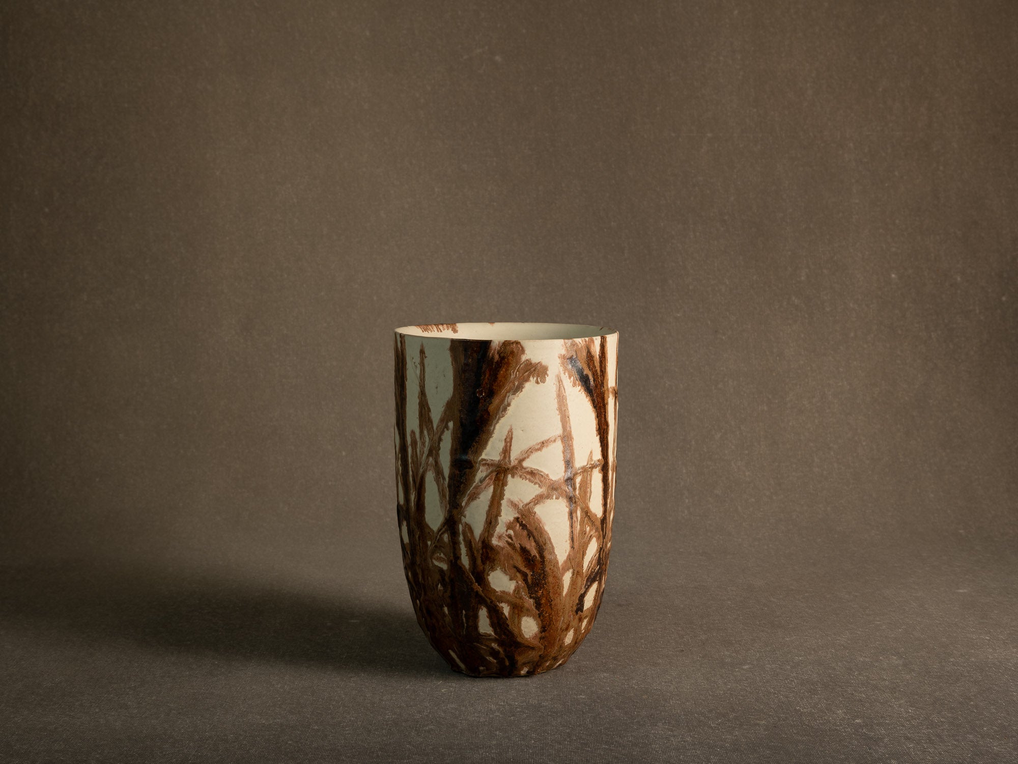 Vase corolle en grès de Kyoto à décor d'herbes folles, Japon (années 1960)..Kyoto Stoneware corolla vase with bamboo decoration, Japan (1960s)