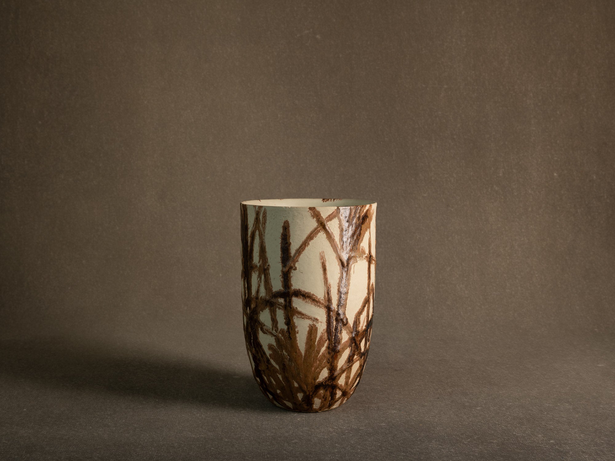Vase corolle en grès de Kyoto à décor d'herbes folles, Japon (années 1960)..Kyoto Stoneware corolla vase with bamboo decoration, Japan (1960s)