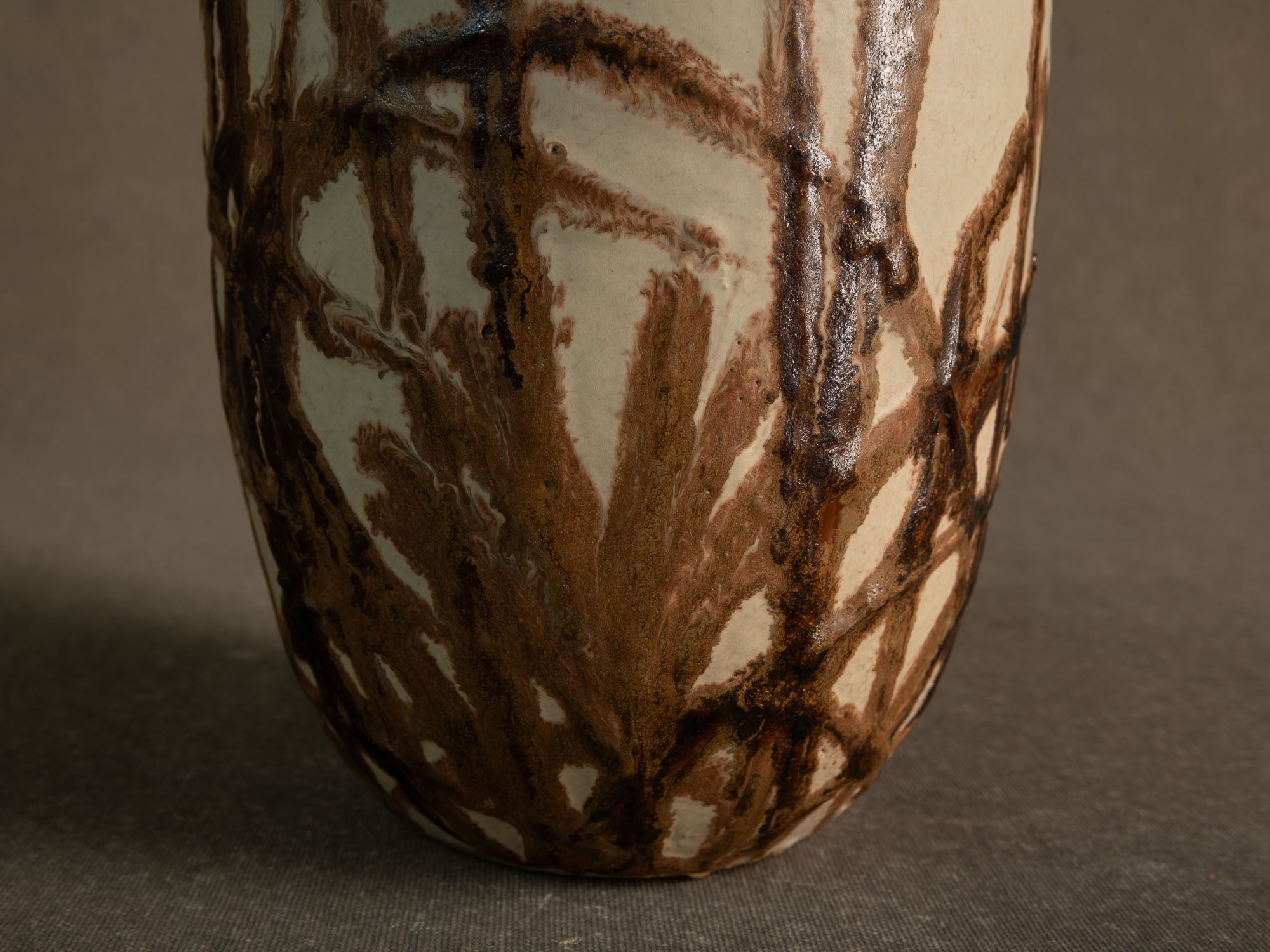 Vase corolle en grès de Kyoto à décor d'herbes folles, Japon (années 1960)..Kyoto Stoneware corolla vase with bamboo decoration, Japan (1960s)