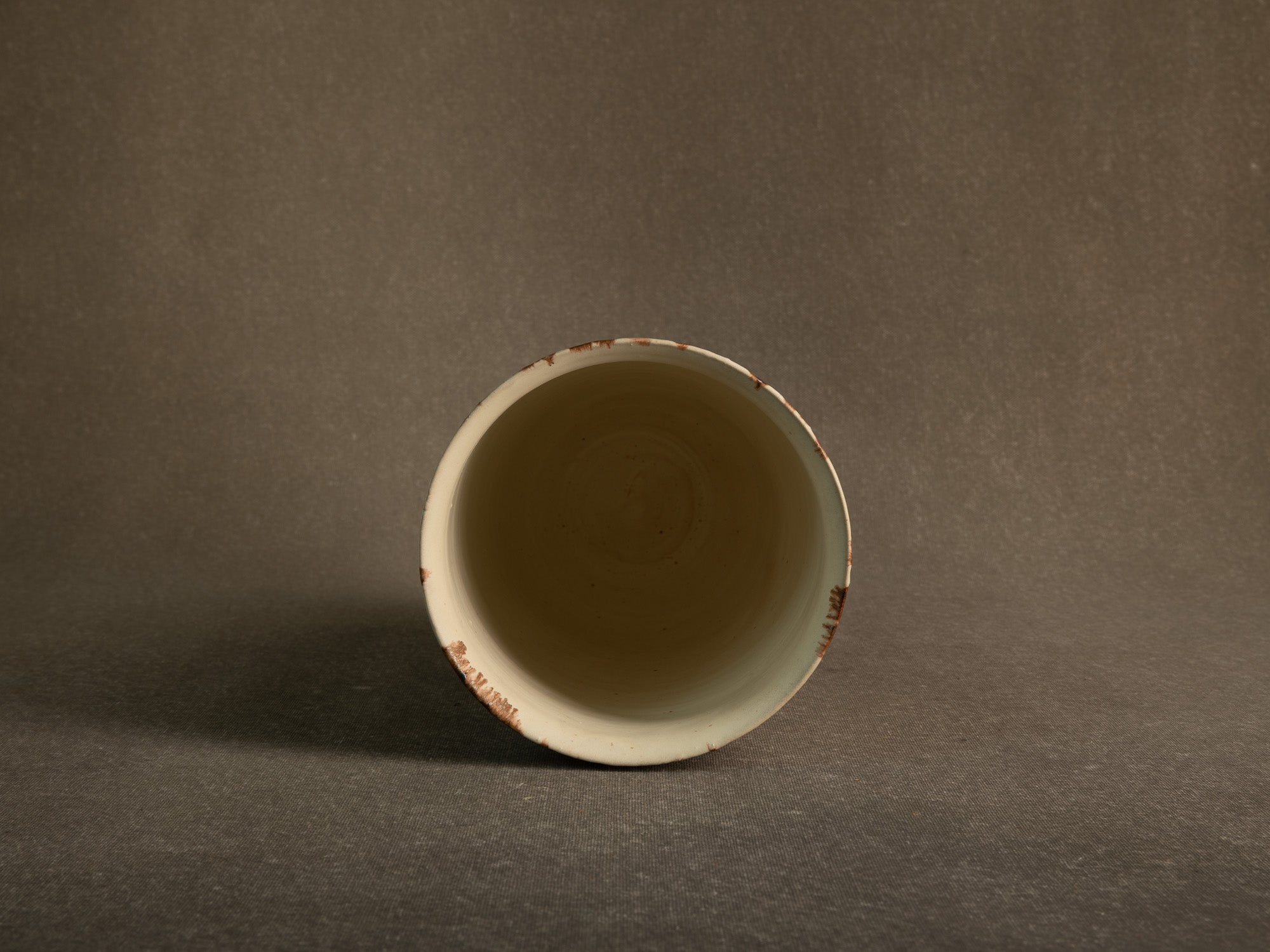 Vase corolle en grès de Kyoto à décor d'herbes folles, Japon (années 1960)..Kyoto Stoneware corolla vase with bamboo decoration, Japan (1960s)