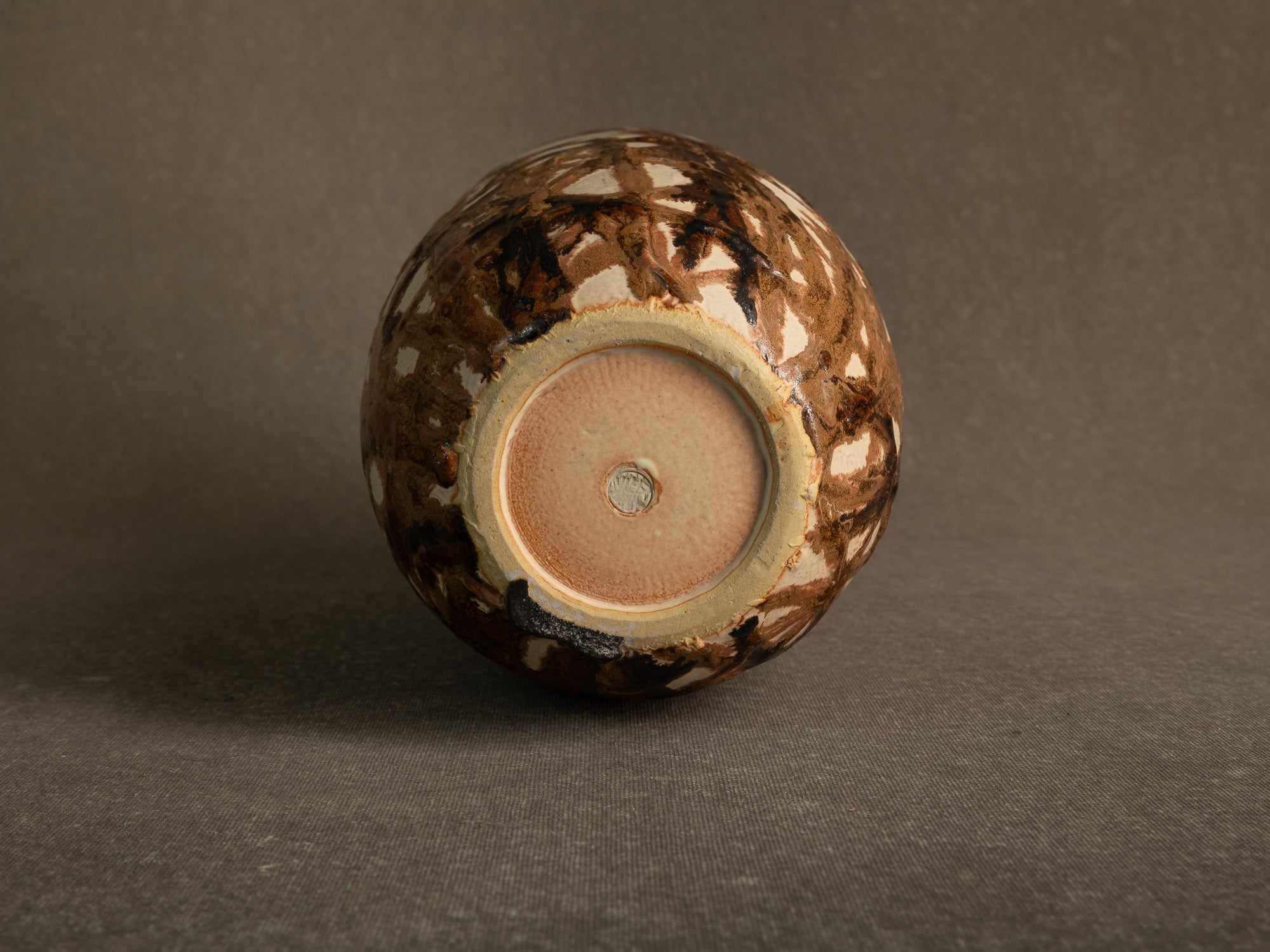 Vase corolle en grès de Kyoto à décor d'herbes folles, Japon (années 1960)..Kyoto Stoneware corolla vase with bamboo decoration, Japan (1960s)