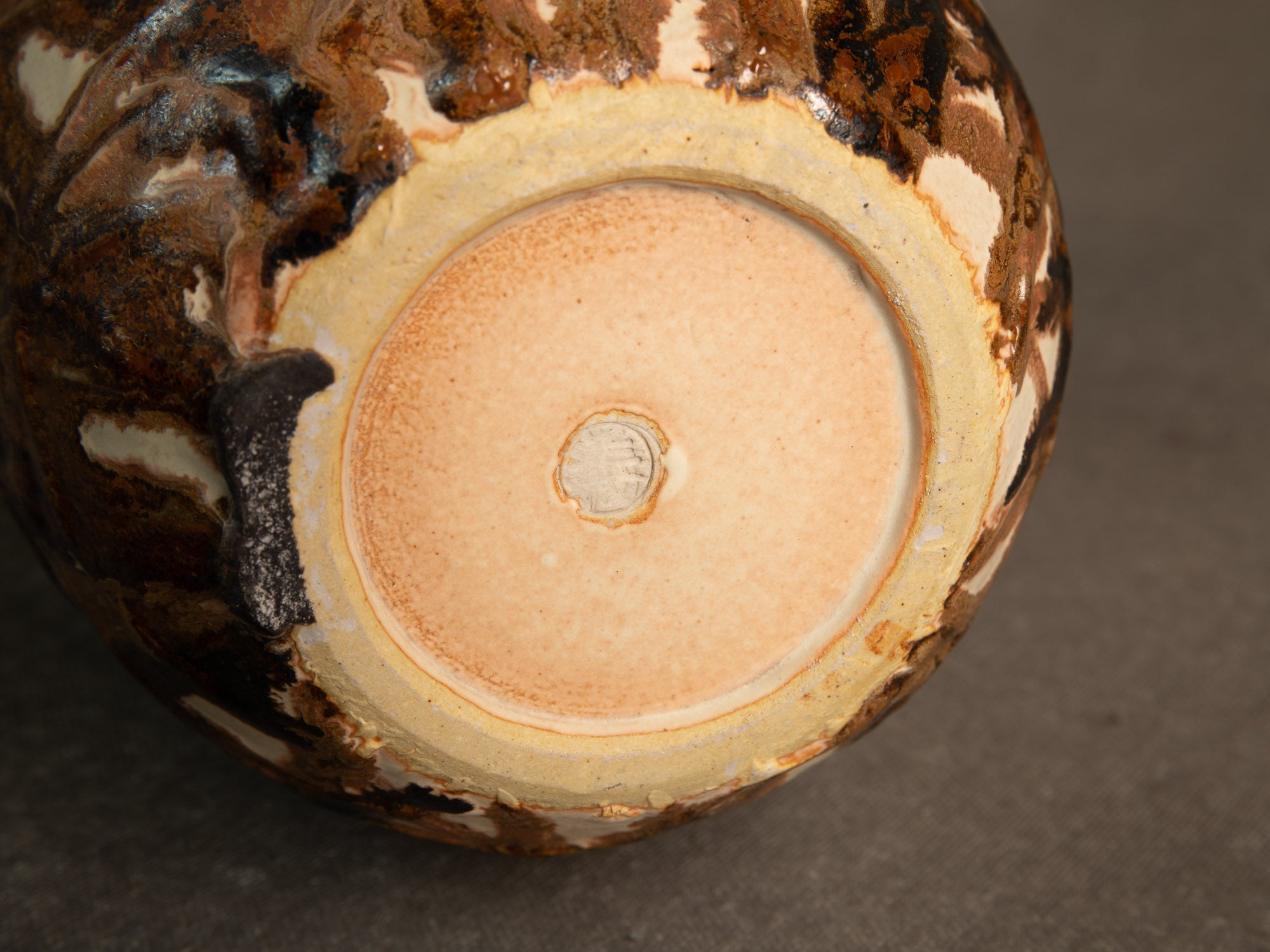 Vase corolle en grès de Kyoto à décor d'herbes folles, Japon (années 1960)..Kyoto Stoneware corolla vase with bamboo decoration, Japan (1960s)