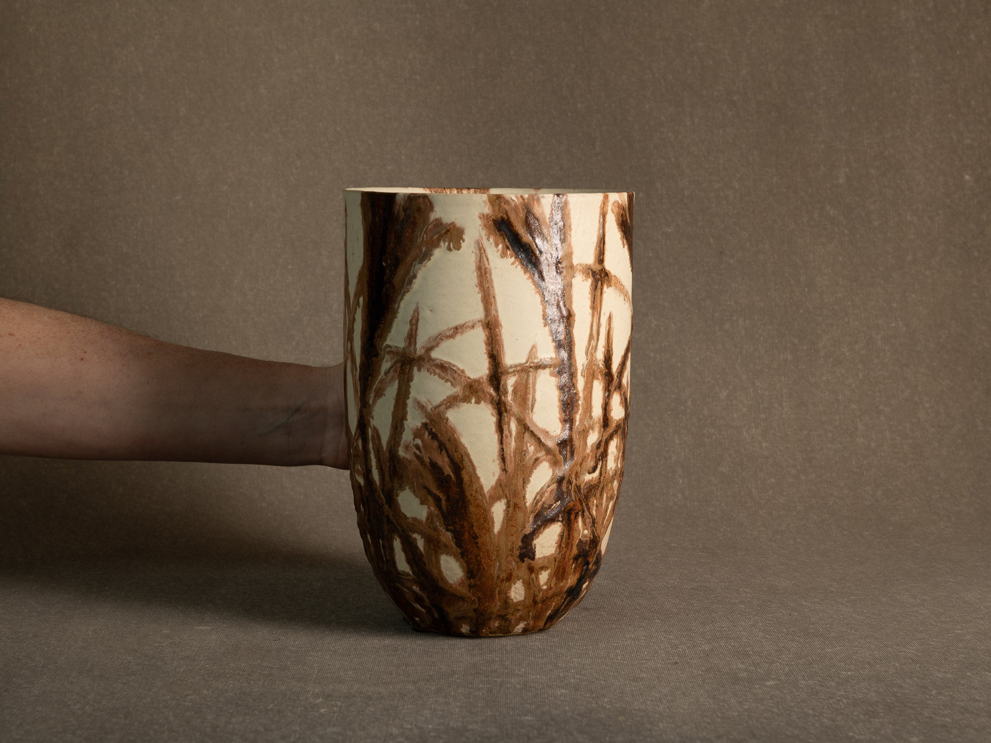 Vase corolle en grès de Kyoto à décor d'herbes folles, Japon (années 1960)..Kyoto Stoneware corolla vase with bamboo decoration, Japan (1960s)