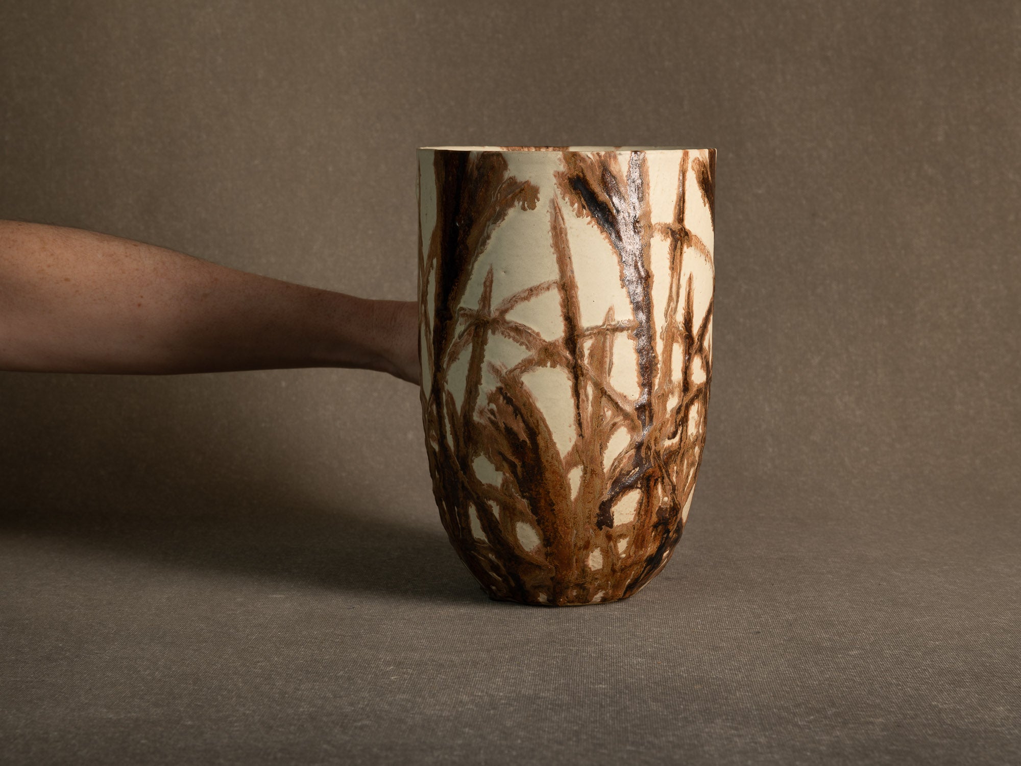 Vase corolle en grès de Kyoto à décor d'herbes folles, Japon (années 1960)..Kyoto Stoneware corolla vase with bamboo decoration, Japan (1960s)