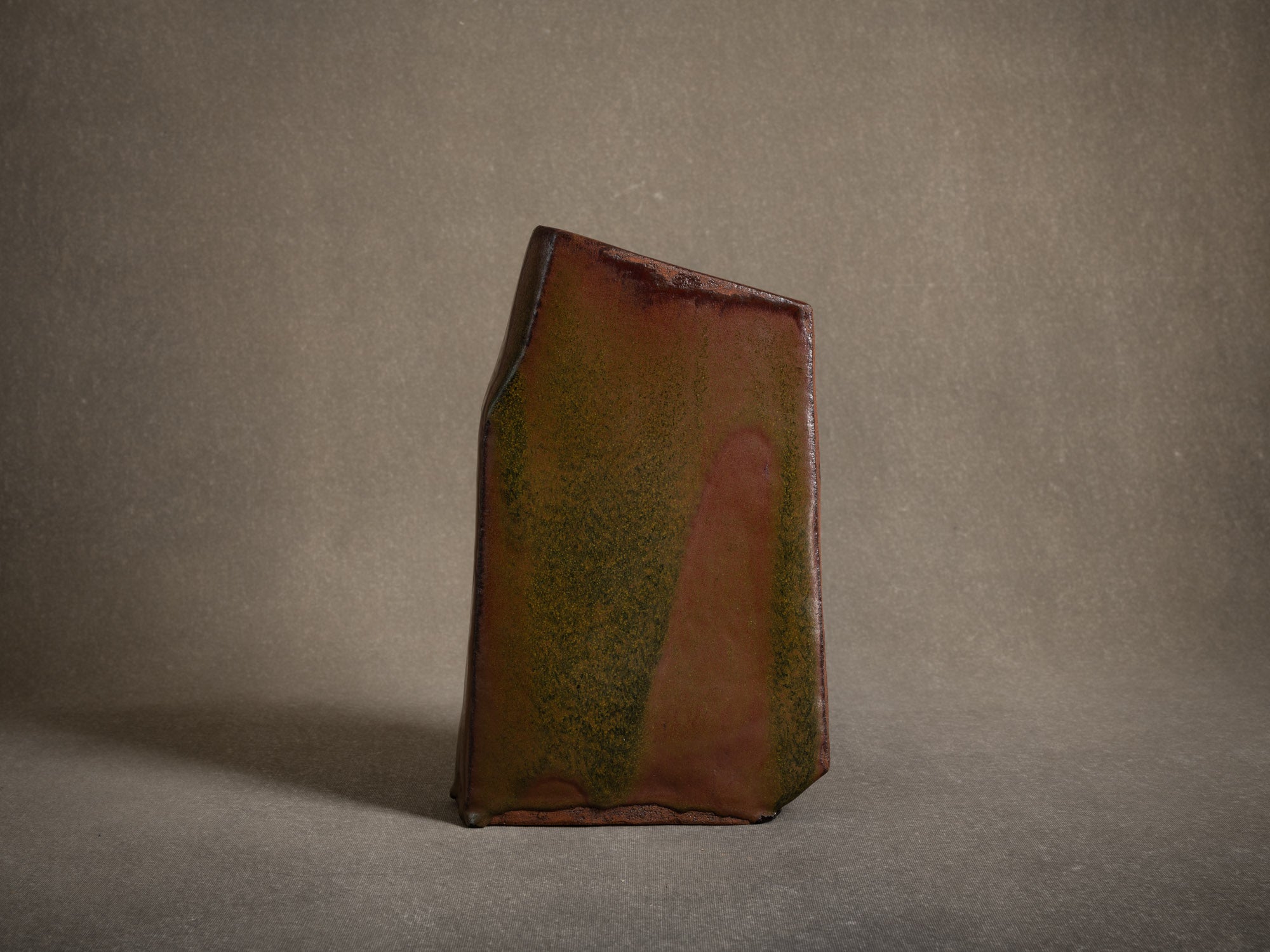 Vase en grès émaillé, France (vers 1980)..Glazed stoneware sculptural vase, France (circa 1980)