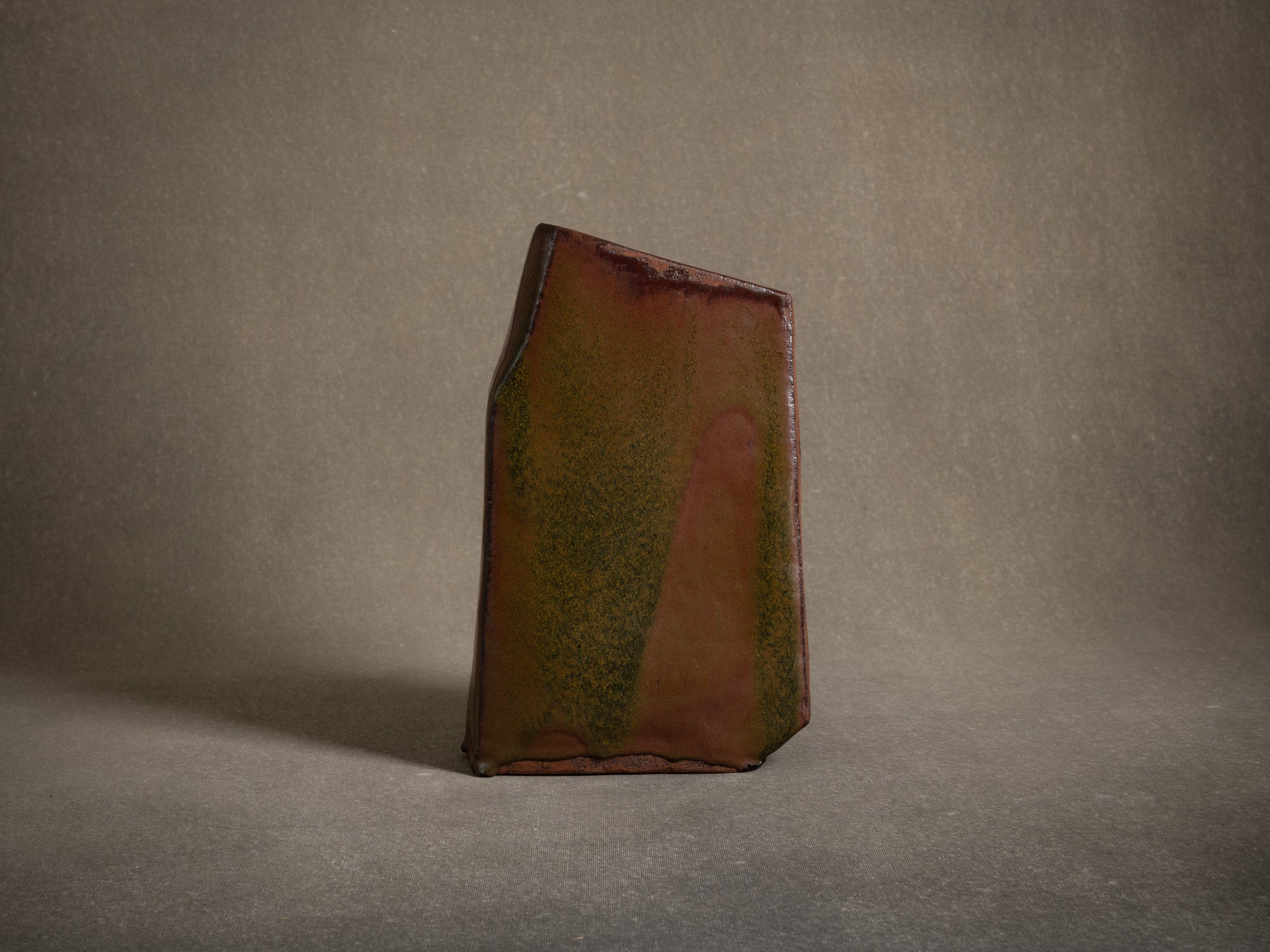 Vase en grès émaillé, France (vers 1980)..Glazed stoneware sculptural vase, France (circa 1980)