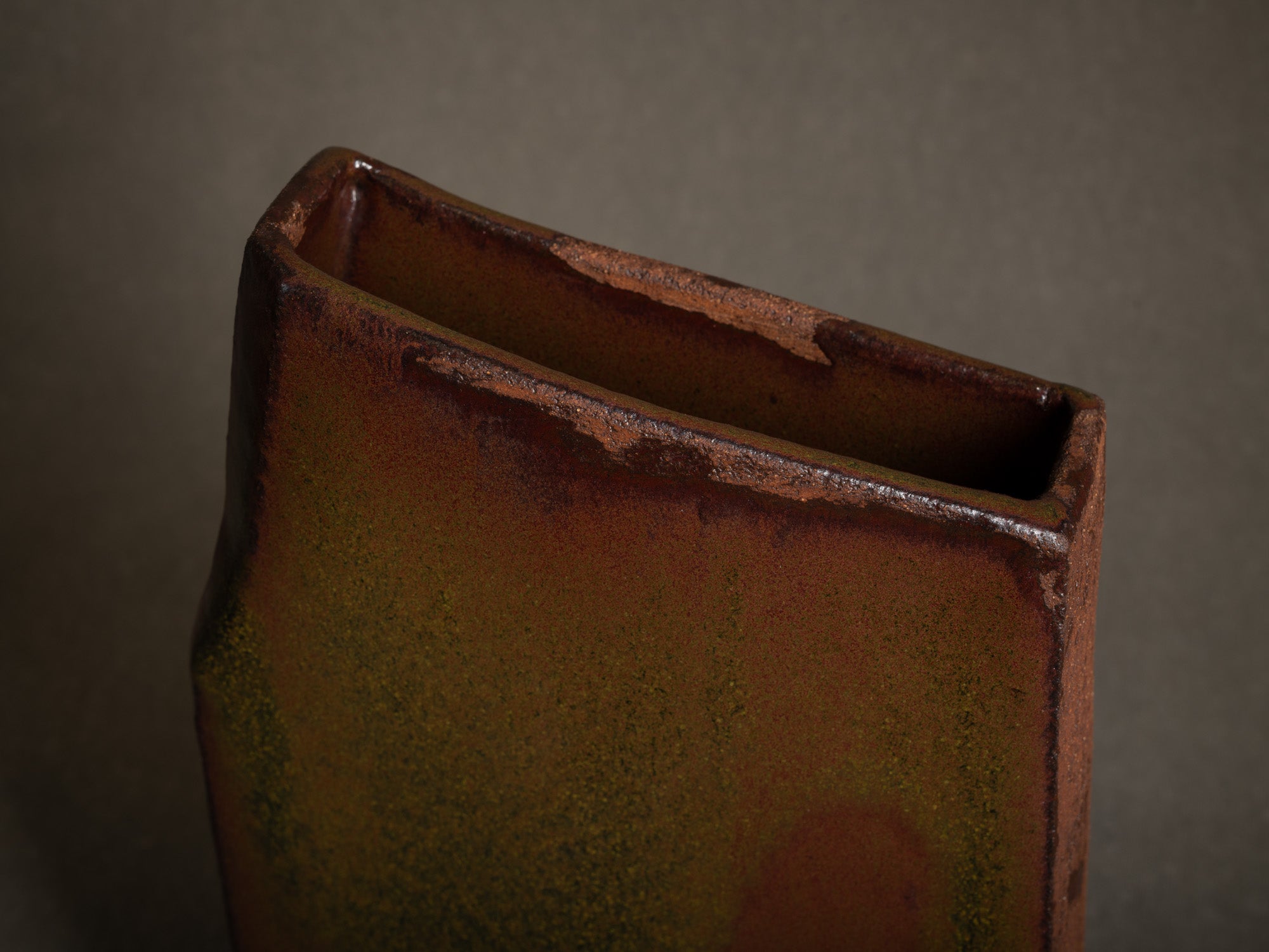 Vase en grès émaillé, France (vers 1980)..Glazed stoneware sculptural vase, France (circa 1980)