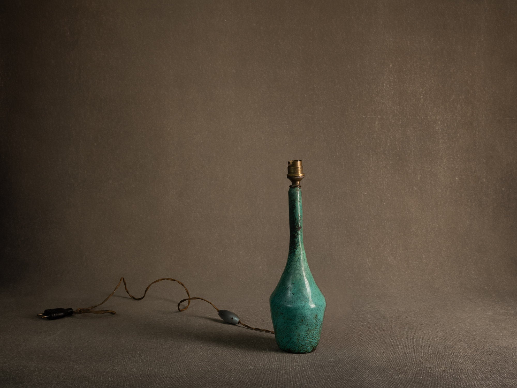 Lampe en bronze patiné d'inspiration néoclassique, Scandinavie (vers 1935-50)..Neoclassical-inspired patinated bronze lamp, Scandinavia (circa 1935-50)