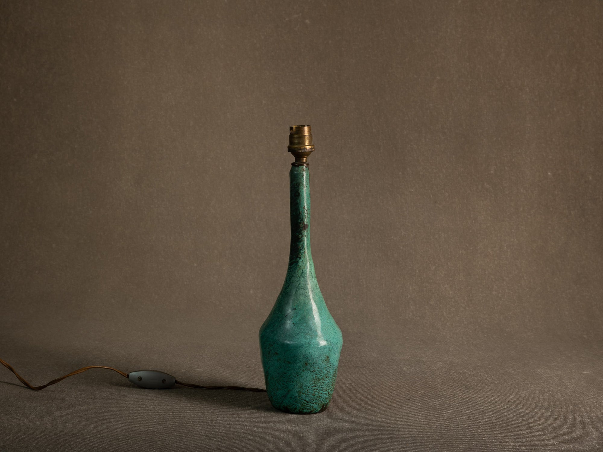 Lampe en bronze patiné d'inspiration néoclassique, Scandinavie (vers 1935-50)..Neoclassical-inspired patinated bronze lamp, Scandinavia (circa 1935-50)