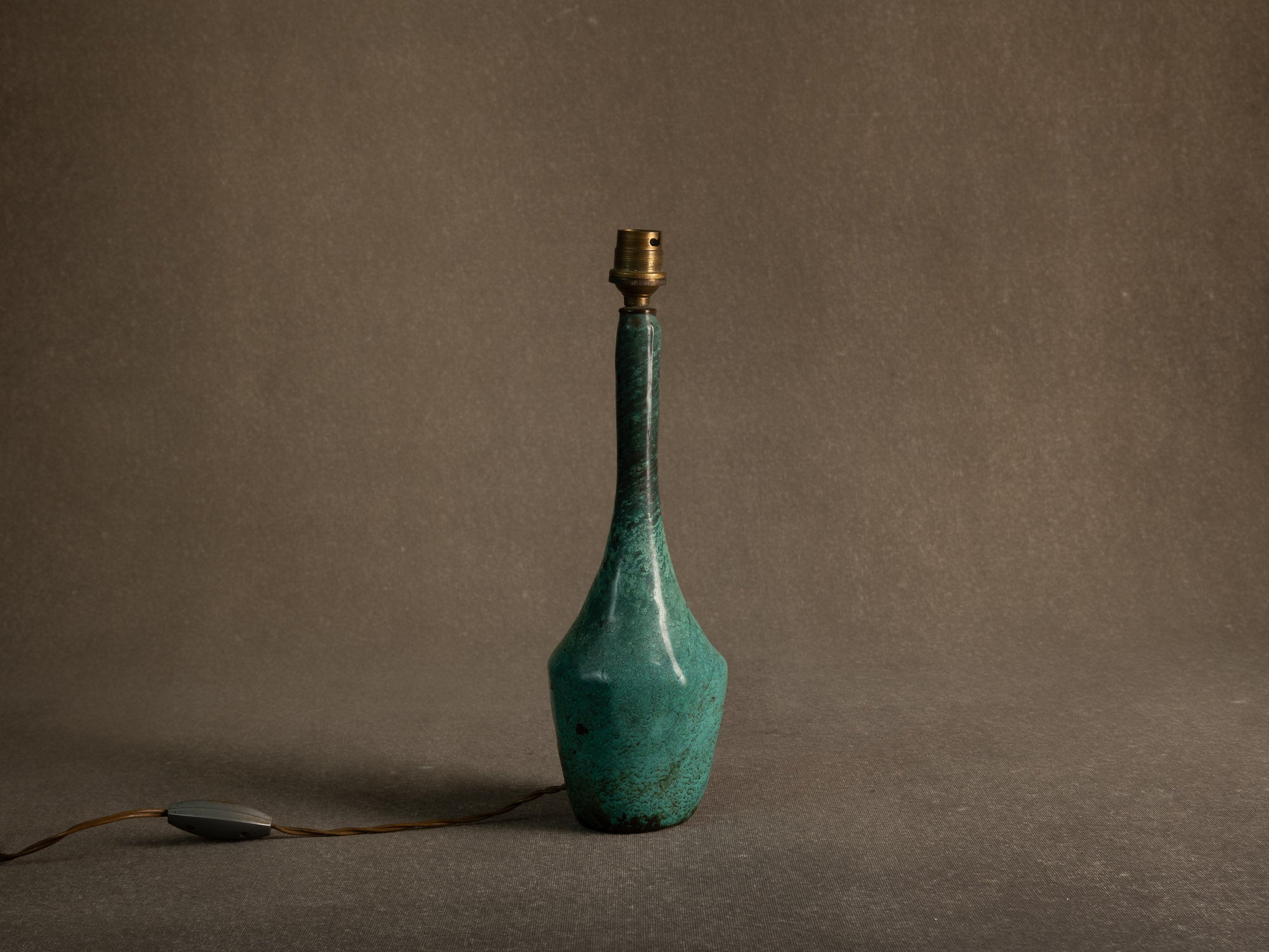 Lampe en bronze patiné d'inspiration néoclassique, Scandinavie (vers 1935-50)..Neoclassical-inspired patinated bronze lamp, Scandinavia (circa 1935-50)