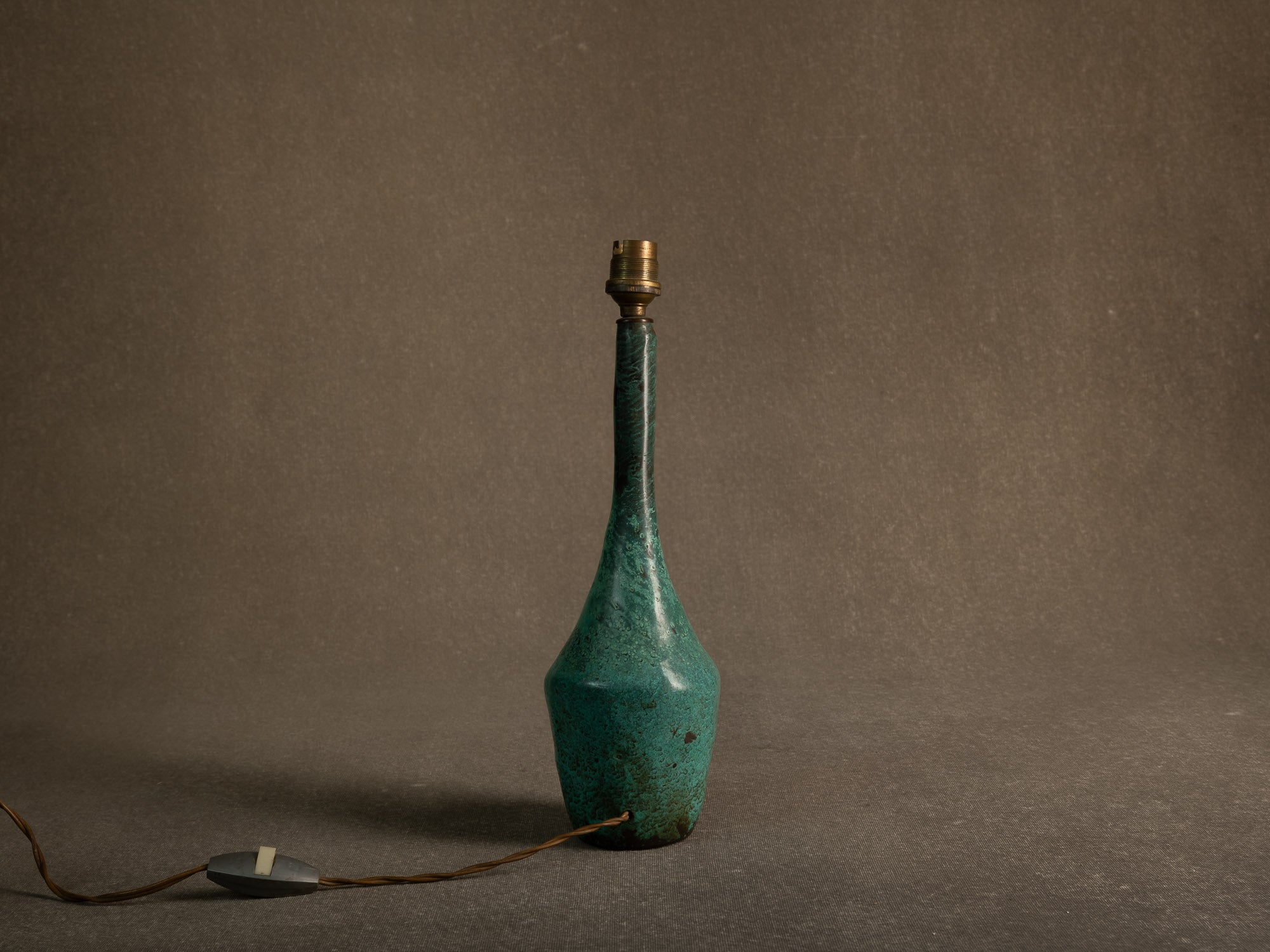 Lampe en bronze patiné d'inspiration néoclassique, Scandinavie (vers 1935-50)..Neoclassical-inspired patinated bronze lamp, Scandinavia (circa 1935-50)