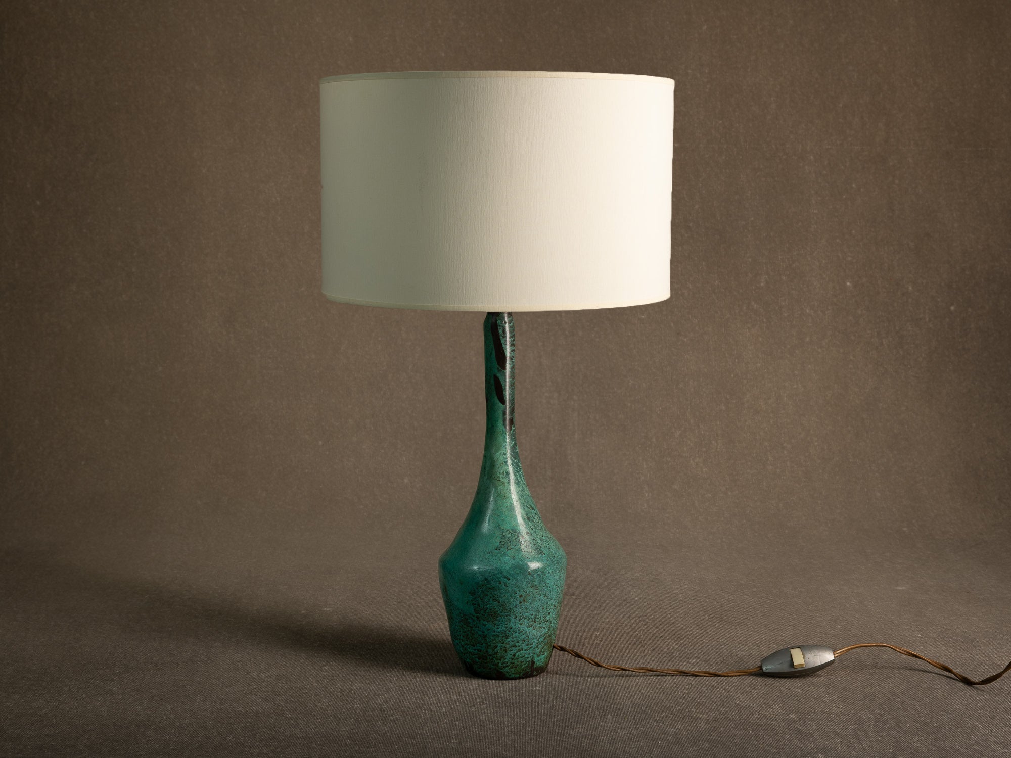 Lampe en bronze patiné d'inspiration néoclassique, Scandinavie (vers 1935-50)..Neoclassical-inspired patinated bronze lamp, Scandinavia (circa 1935-50)