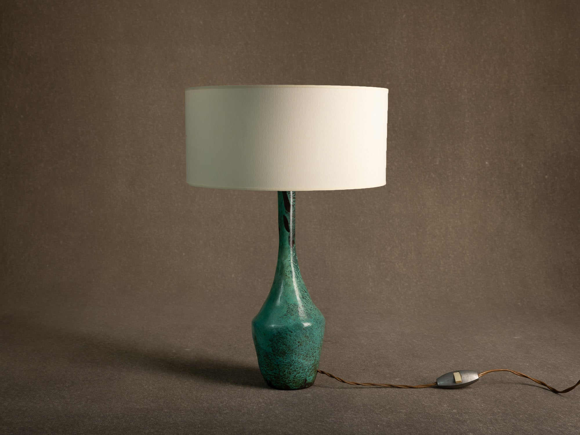 Lampe en bronze patiné d'inspiration néoclassique, Scandinavie (vers 1935-50)..Neoclassical-inspired patinated bronze lamp, Scandinavia (circa 1935-50)