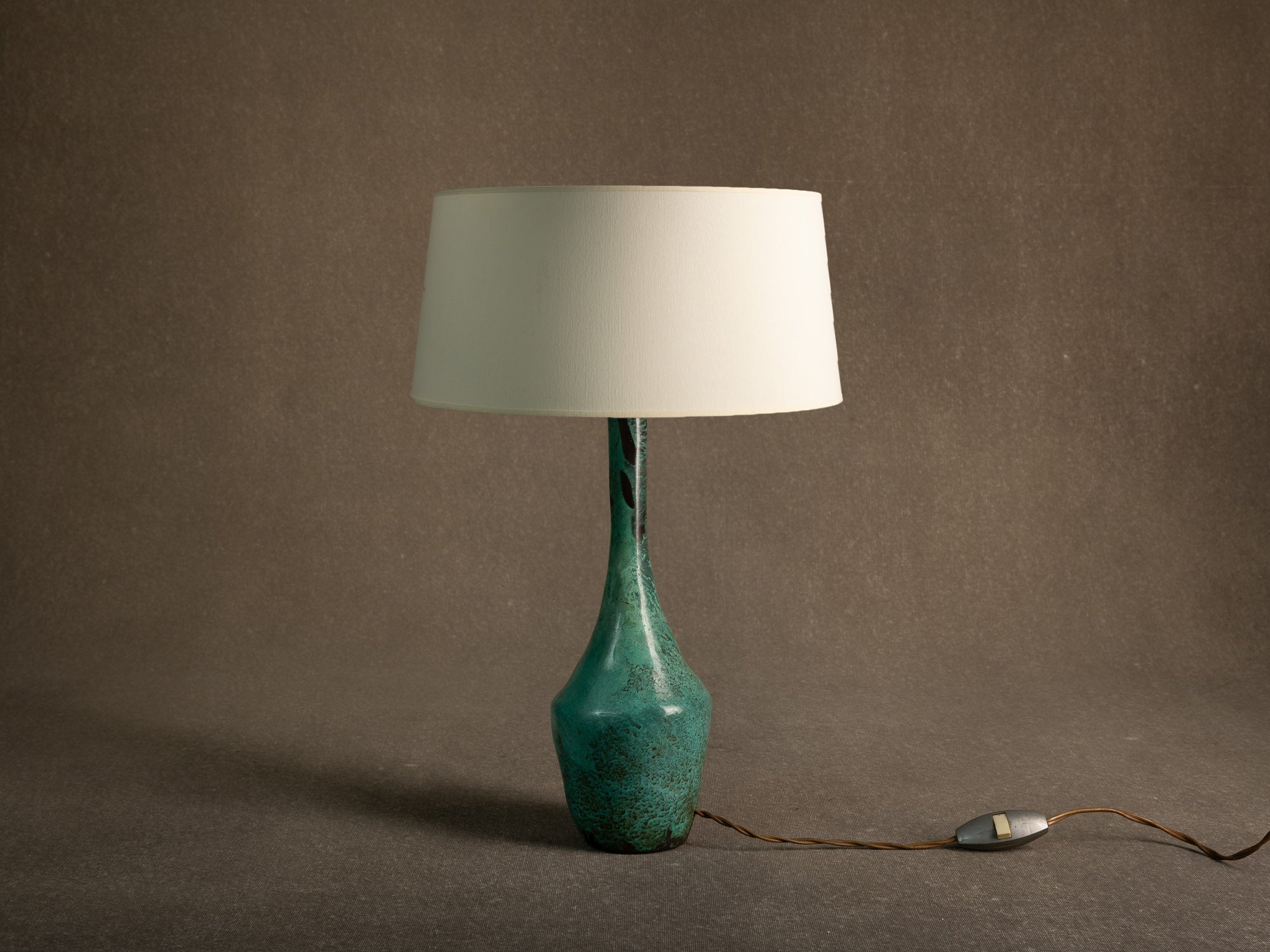 Lampe en bronze patiné d'inspiration néoclassique, Scandinavie (vers 1935-50)..Neoclassical-inspired patinated bronze lamp, Scandinavia (circa 1935-50)