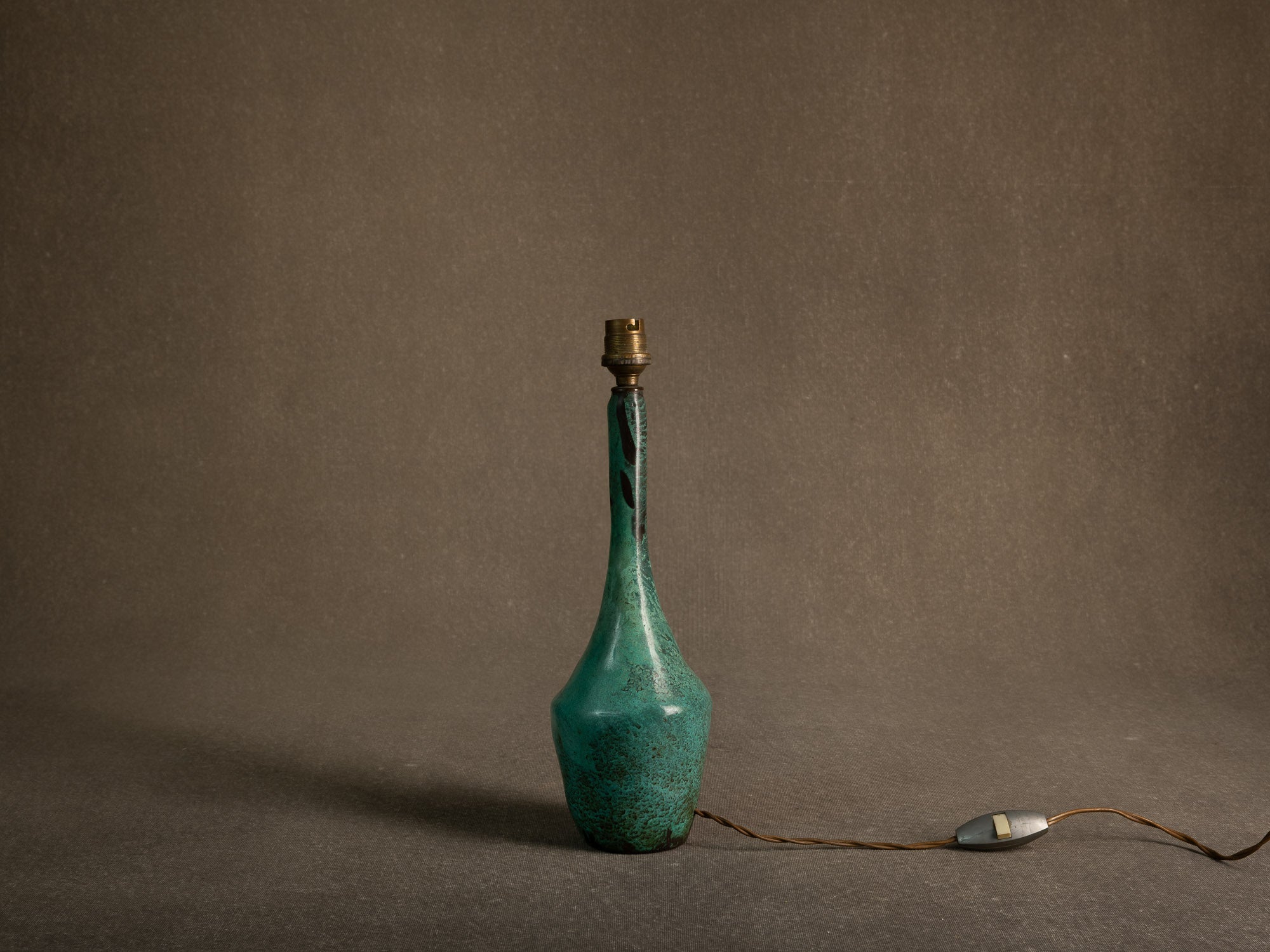 Lampe en bronze patiné d'inspiration néoclassique, Scandinavie (vers 1935-50)..Neoclassical-inspired patinated bronze lamp, Scandinavia (circa 1935-50)