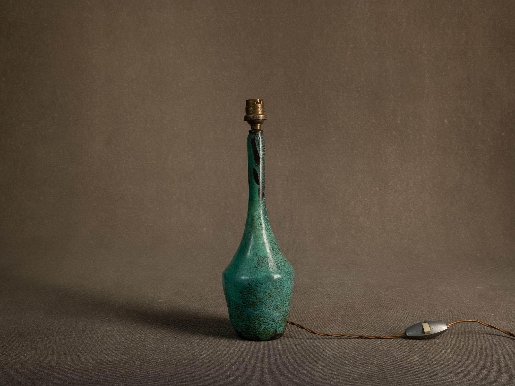 Lampe en bronze patiné d'inspiration néoclassique, Scandinavie (vers 1935-50)..Neoclassical-inspired patinated bronze lamp, Scandinavia (circa 1935-50)