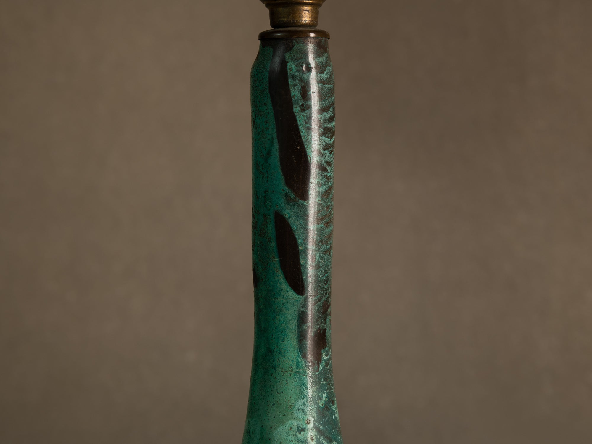 Lampe en bronze patiné d'inspiration néoclassique, Scandinavie (vers 1935-50)..Neoclassical-inspired patinated bronze lamp, Scandinavia (circa 1935-50)