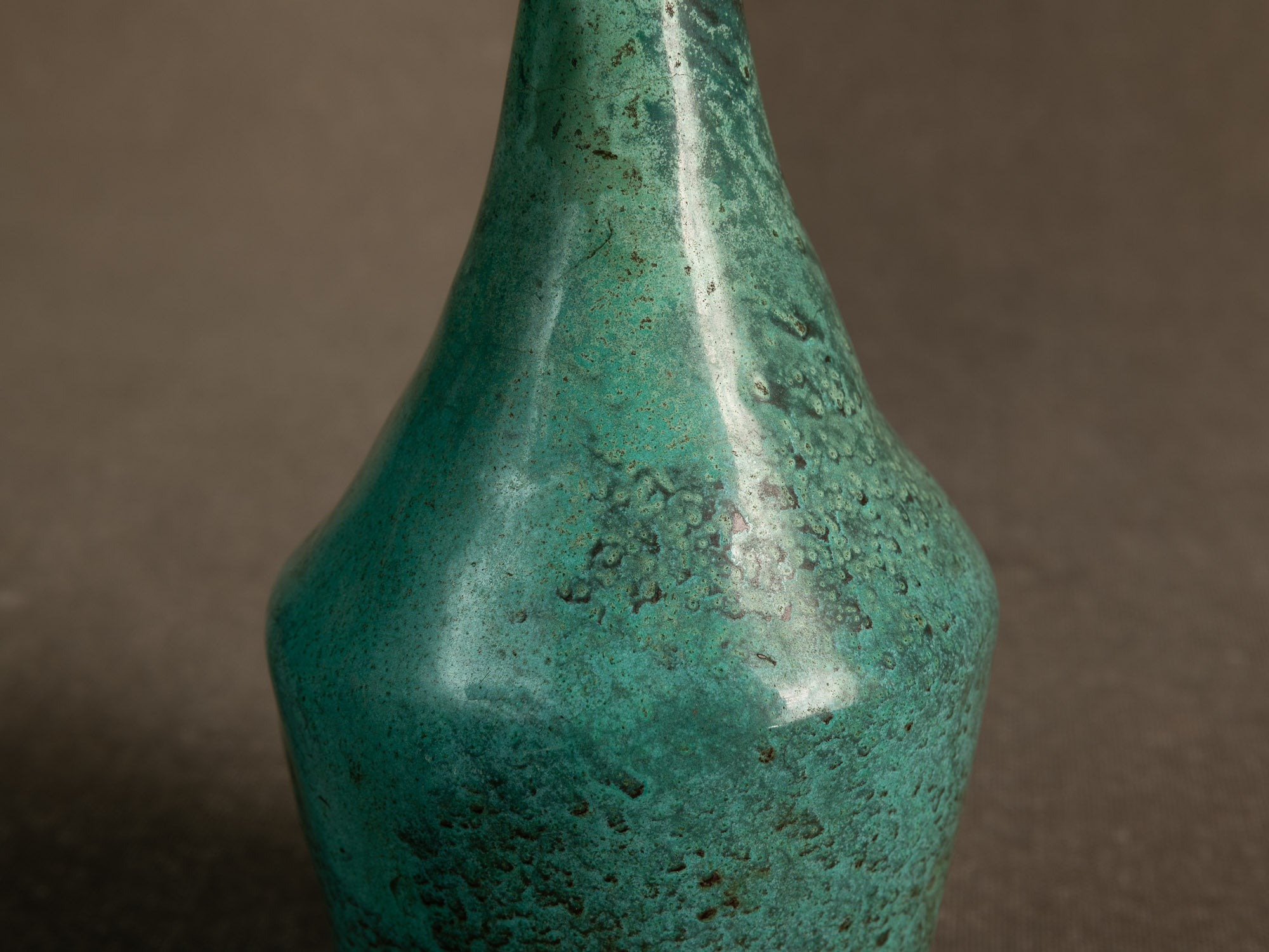 Lampe en bronze patiné d'inspiration néoclassique, Scandinavie (vers 1935-50)..Neoclassical-inspired patinated bronze lamp, Scandinavia (circa 1935-50)