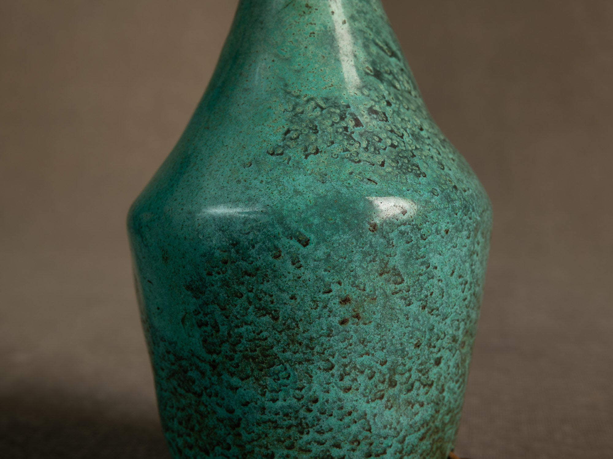 Lampe en bronze patiné d'inspiration néoclassique, Scandinavie (vers 1935-50)..Neoclassical-inspired patinated bronze lamp, Scandinavia (circa 1935-50)