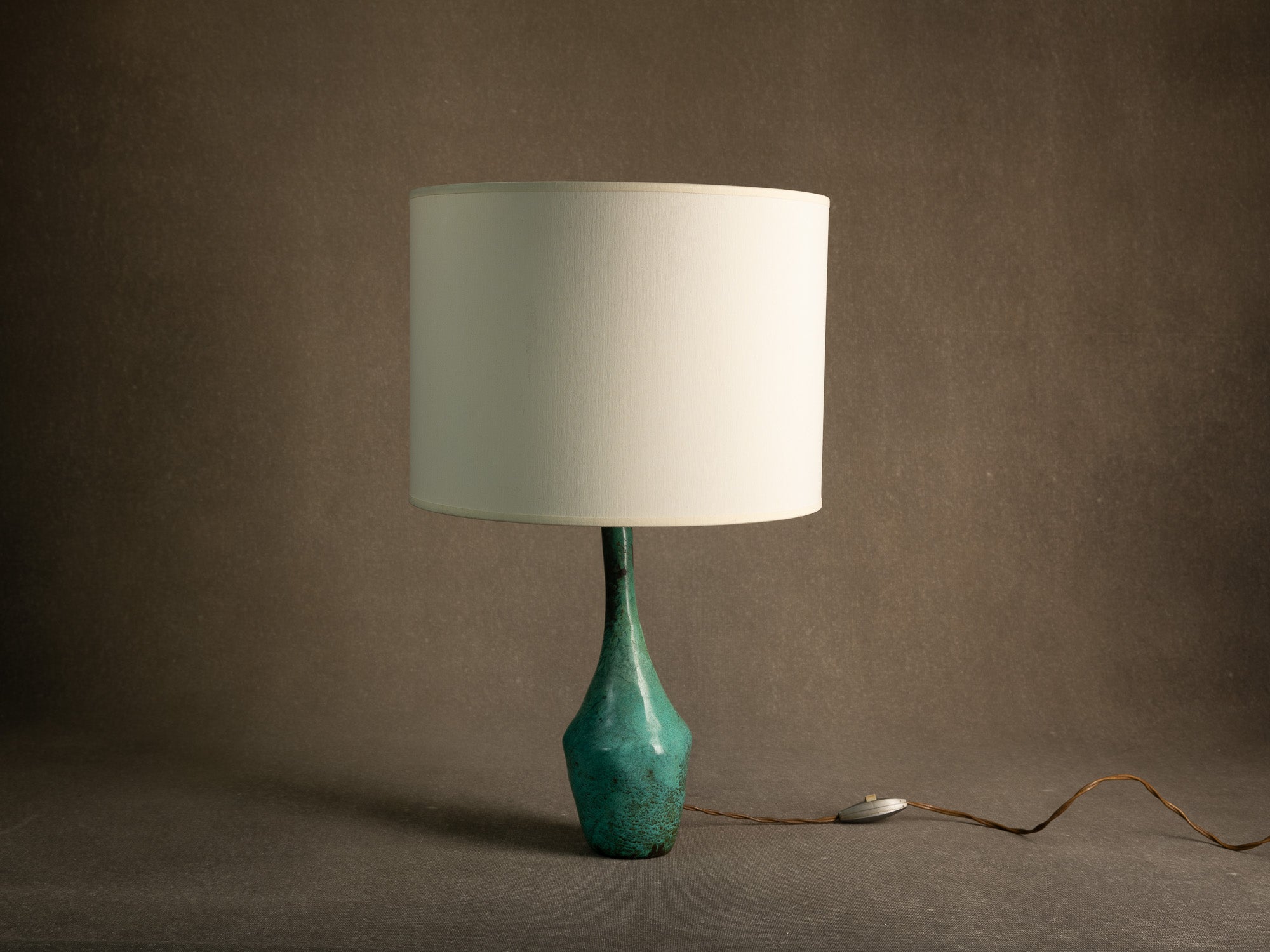 Lampe en bronze patiné d'inspiration néoclassique, Scandinavie (vers 1935-50)..Neoclassical-inspired patinated bronze lamp, Scandinavia (circa 1935-50)