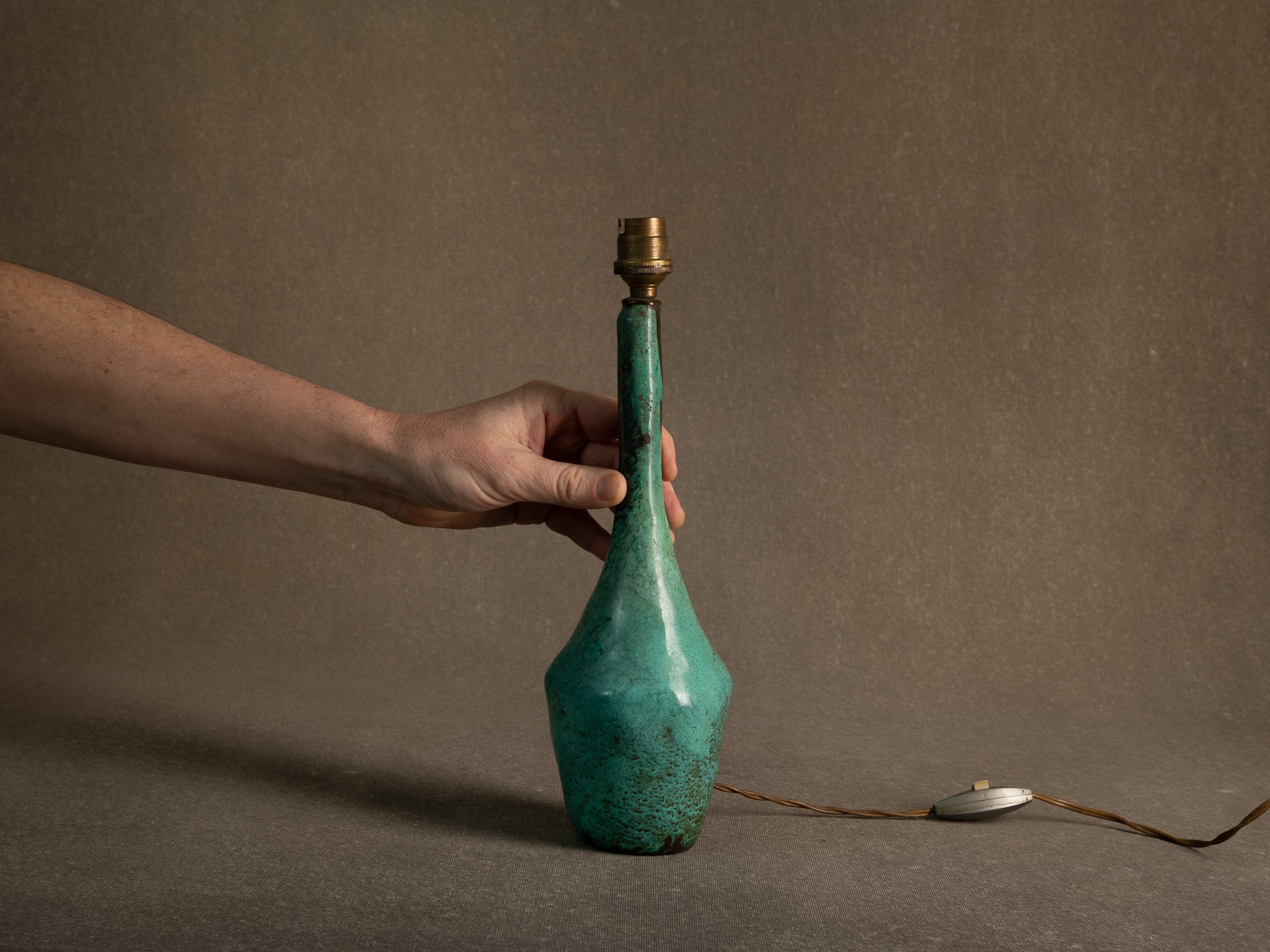 Lampe en bronze patiné d'inspiration néoclassique, Scandinavie (vers 1935-50)..Neoclassical-inspired patinated bronze lamp, Scandinavia (circa 1935-50)