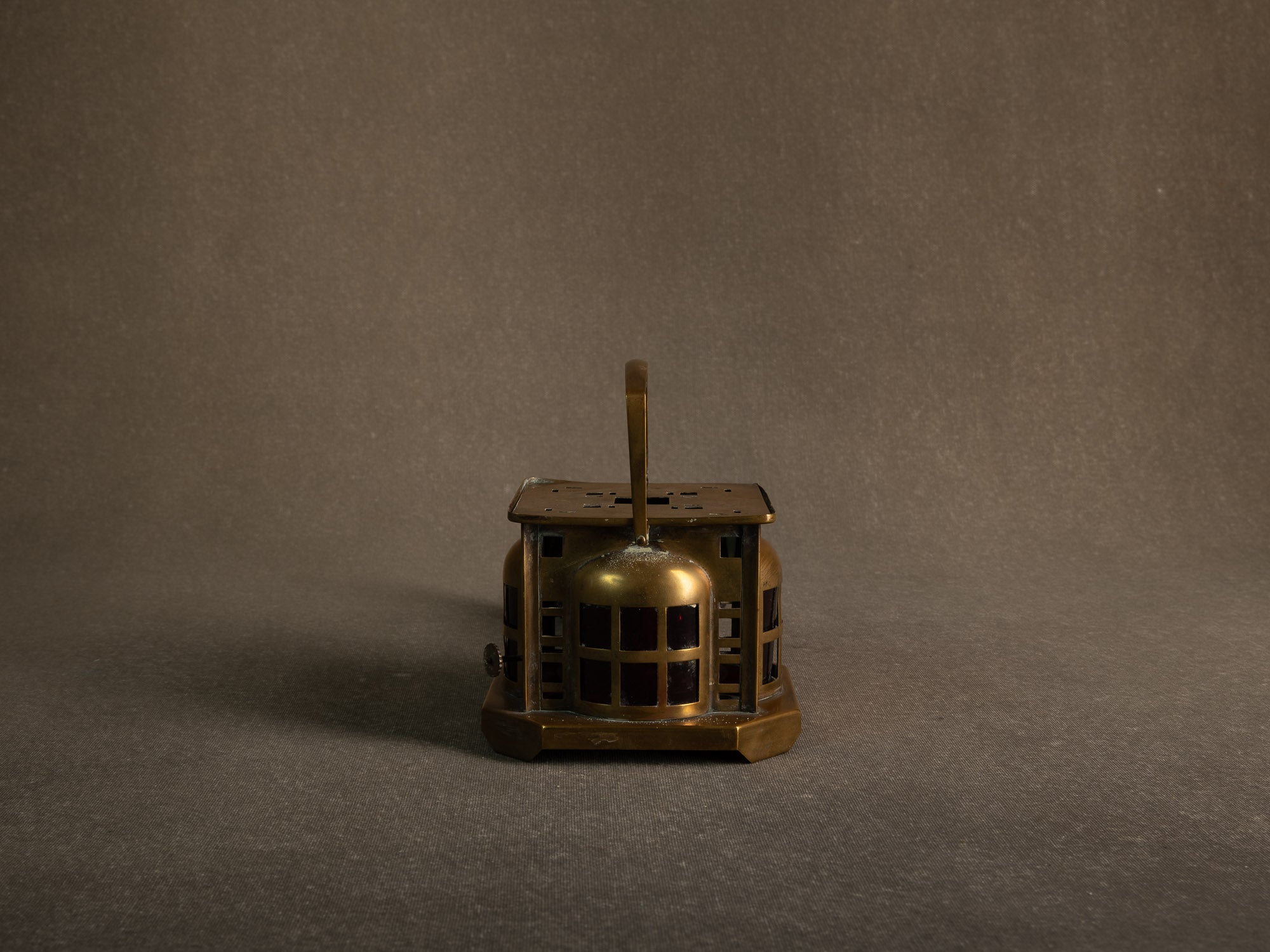 Lanterne / veilleuse Art Nouveau en laiton par Daalderop, École d'Amsterdam, Pays-Bas (vers 1910-20)..Art nouveau brass lantern / nightlight by Daalderop, Amsterdam School, Netherlands (circa 1910-20)