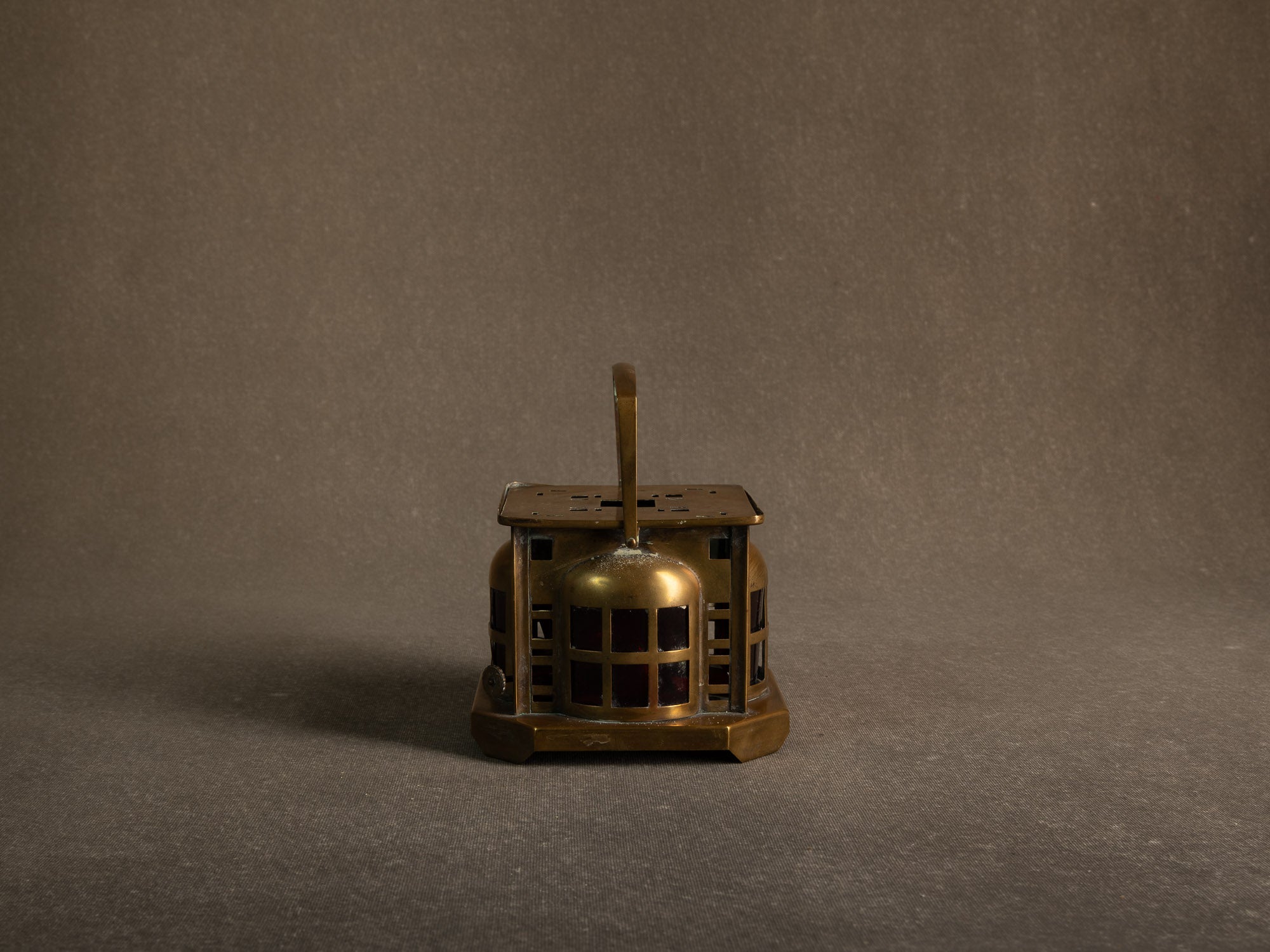 Lanterne / veilleuse Art Nouveau en laiton par Daalderop, École d'Amsterdam, Pays-Bas (vers 1910-20)..Art nouveau brass lantern / nightlight by Daalderop, Amsterdam School, Netherlands (circa 1910-20)