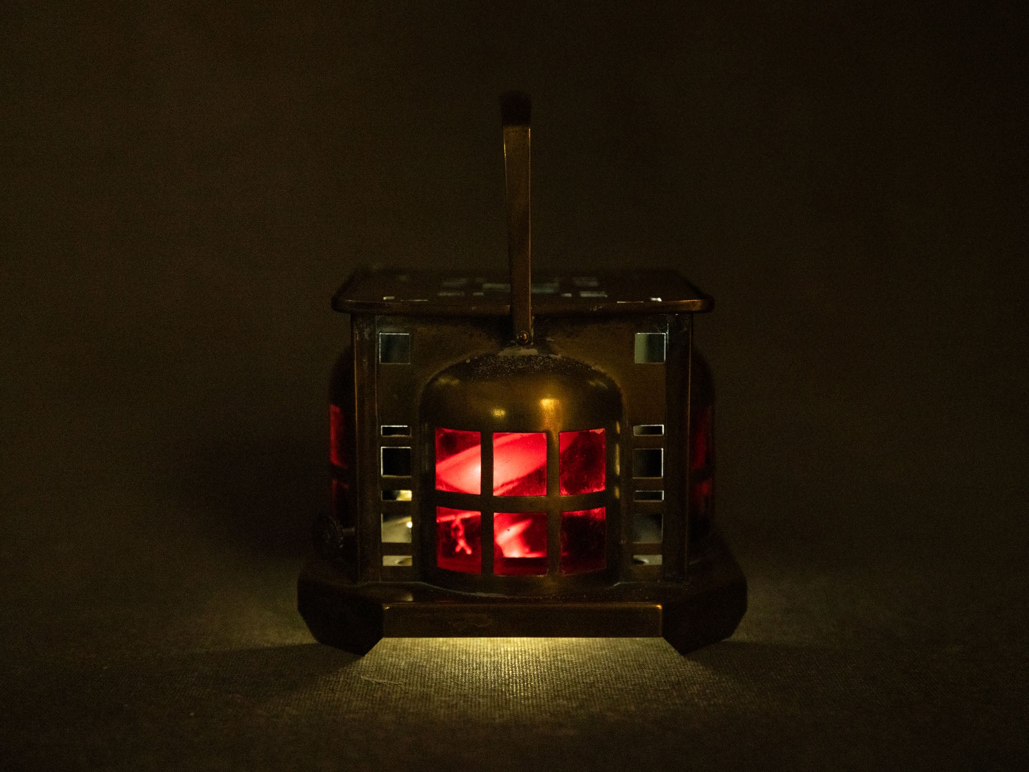 Lanterne / veilleuse Art Nouveau en laiton par Daalderop, École d'Amsterdam, Pays-Bas (vers 1910-20)..Art nouveau brass lantern / nightlight by Daalderop, Amsterdam School, Netherlands (circa 1910-20)