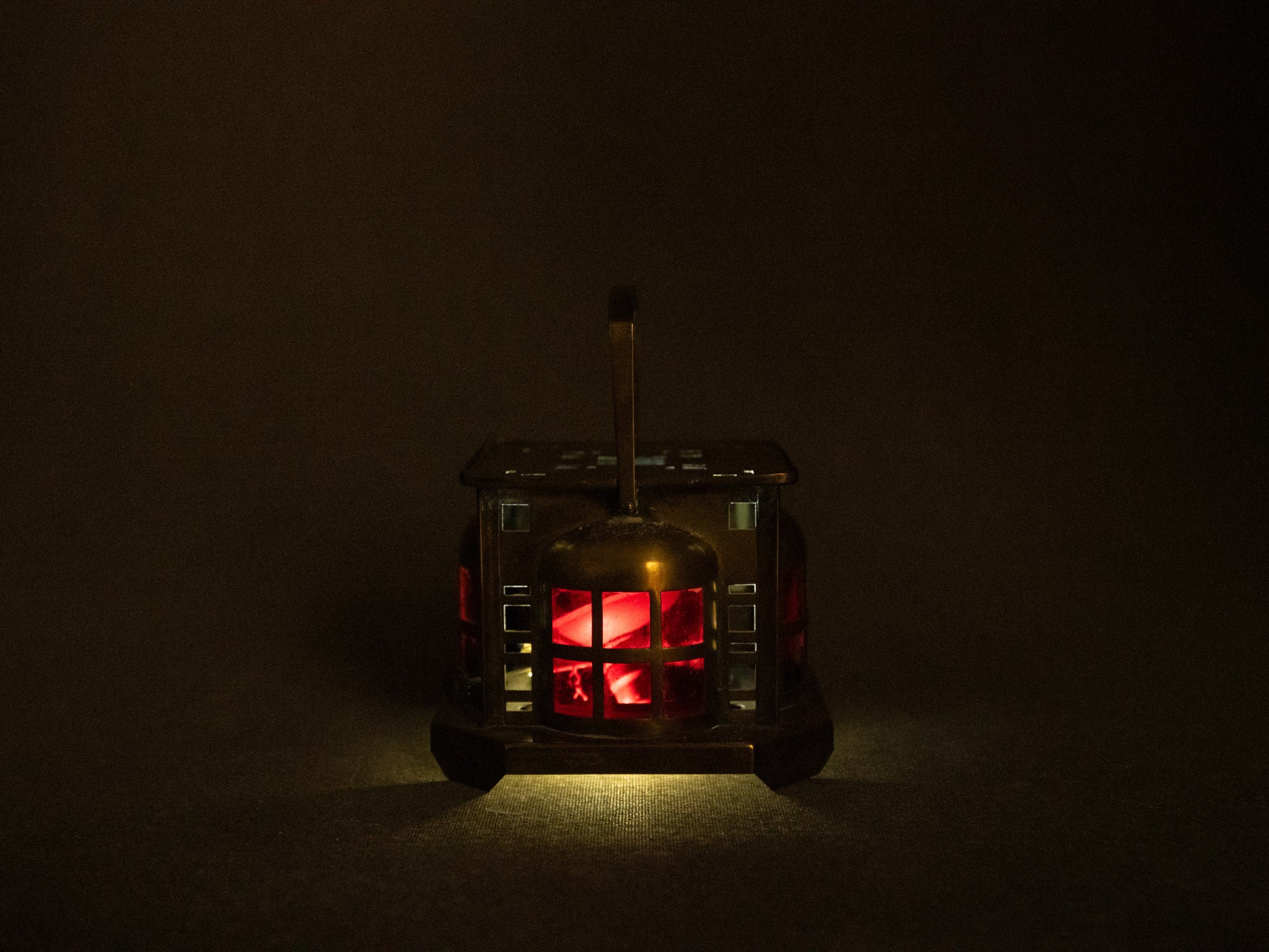 Lanterne / veilleuse Art Nouveau en laiton par Daalderop, École d'Amsterdam, Pays-Bas (vers 1910-20)..Art nouveau brass lantern / nightlight by Daalderop, Amsterdam School, Netherlands (circa 1910-20)