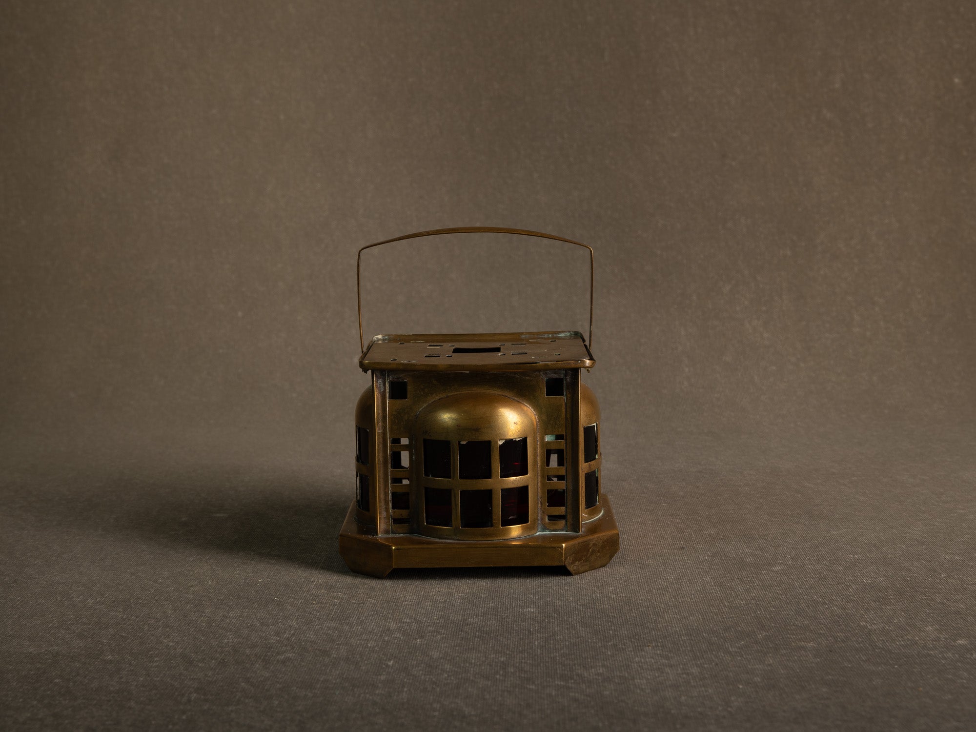 Lanterne / veilleuse Art Nouveau en laiton par Daalderop, École d'Amsterdam, Pays-Bas (vers 1910-20)..Art nouveau brass lantern / nightlight by Daalderop, Amsterdam School, Netherlands (circa 1910-20)
