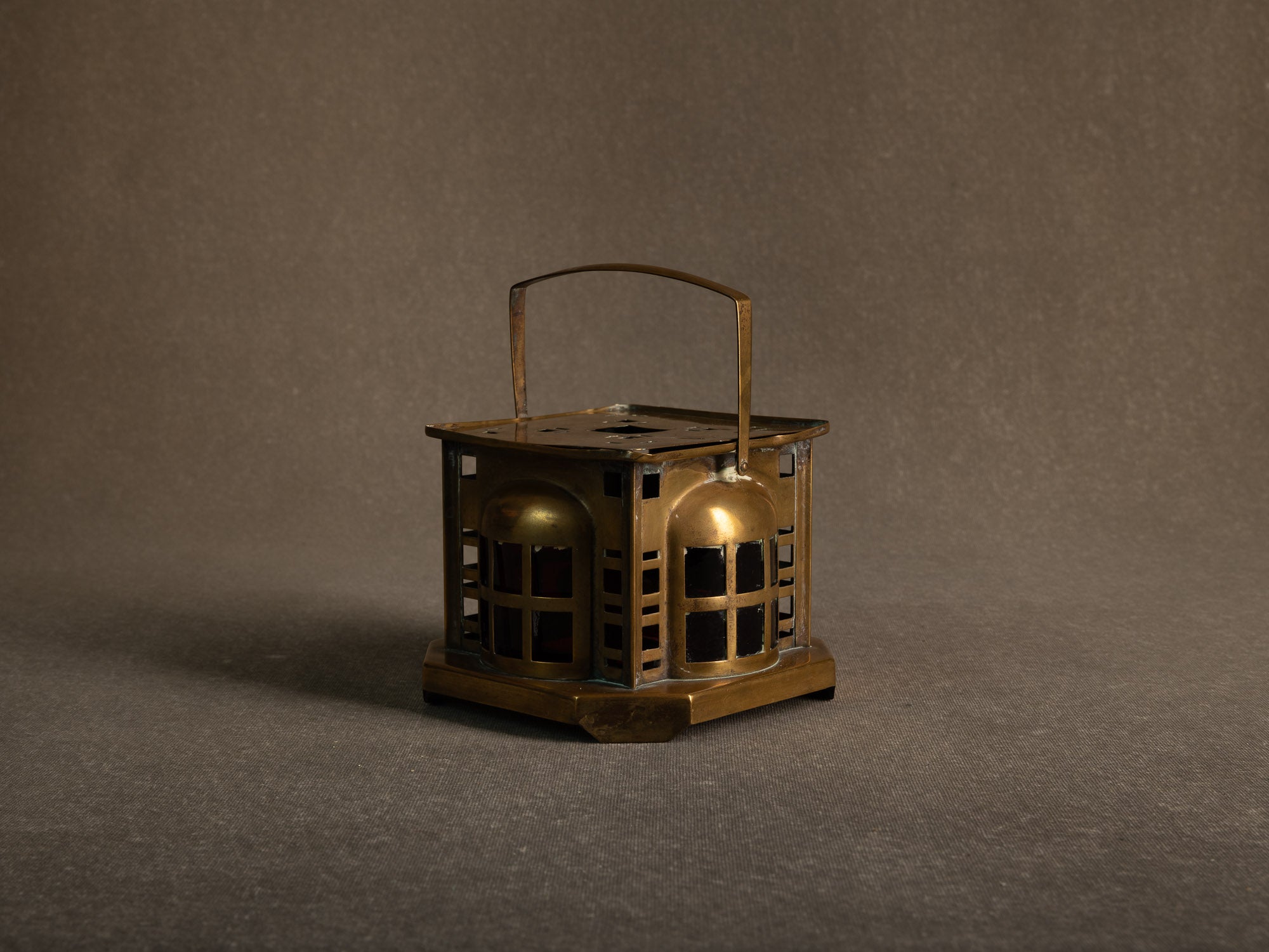 Lanterne / veilleuse Art Nouveau en laiton par Daalderop, École d'Amsterdam, Pays-Bas (vers 1910-20)..Art nouveau brass lantern / nightlight by Daalderop, Amsterdam School, Netherlands (circa 1910-20)