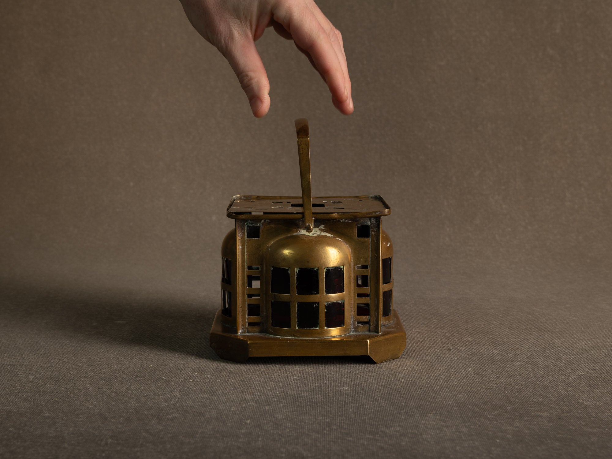 Lanterne / veilleuse Art Nouveau en laiton par Daalderop, École d'Amsterdam, Pays-Bas (vers 1910-20)..Art nouveau brass lantern / nightlight by Daalderop, Amsterdam School, Netherlands (circa 1910-20)