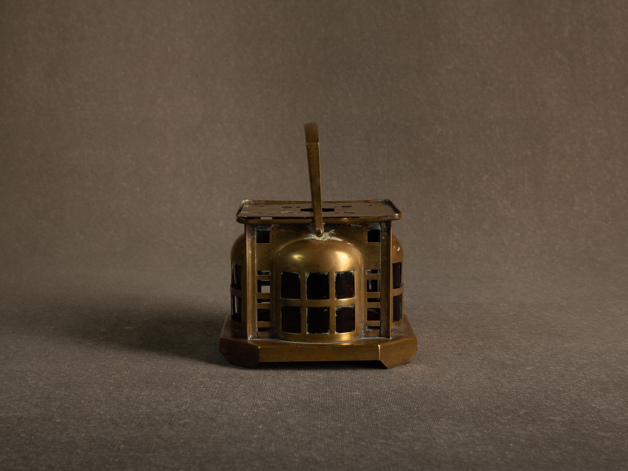 Lanterne / veilleuse Art Nouveau en laiton par Daalderop, École d'Amsterdam, Pays-Bas (vers 1910-20)..Art nouveau brass lantern / nightlight by Daalderop, Amsterdam School, Netherlands (circa 1910-20)