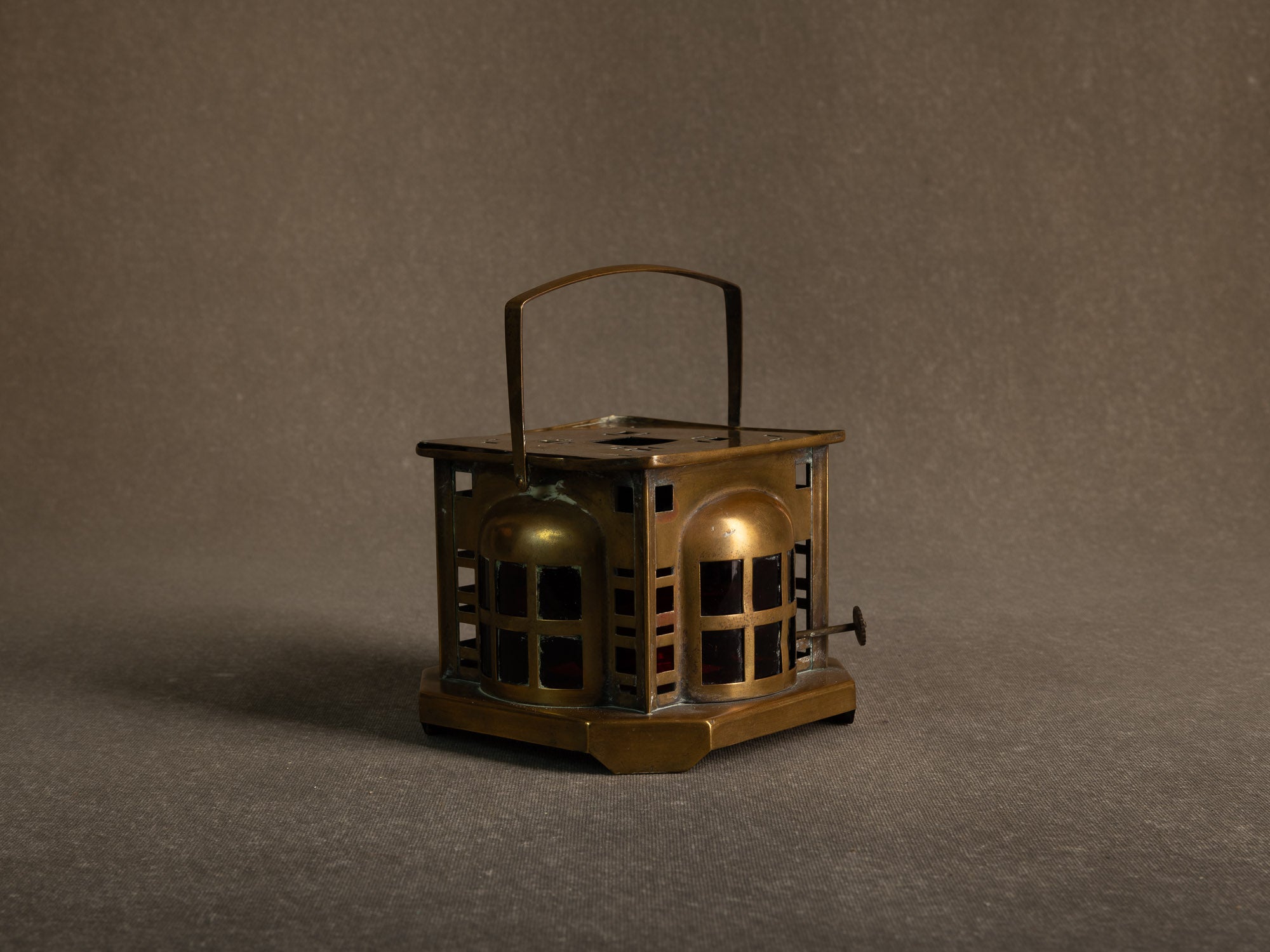 Lanterne / veilleuse Art Nouveau en laiton par Daalderop, École d'Amsterdam, Pays-Bas (vers 1910-20)..Art nouveau brass lantern / nightlight by Daalderop, Amsterdam School, Netherlands (circa 1910-20)
