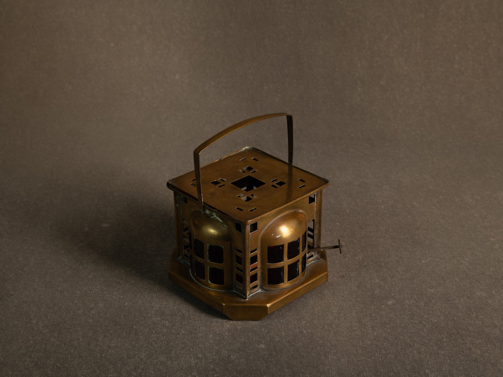 Lanterne / veilleuse Art Nouveau en laiton par Daalderop, École d'Amsterdam, Pays-Bas (vers 1910-20)..Art nouveau brass lantern / nightlight by Daalderop, Amsterdam School, Netherlands (circa 1910-20)