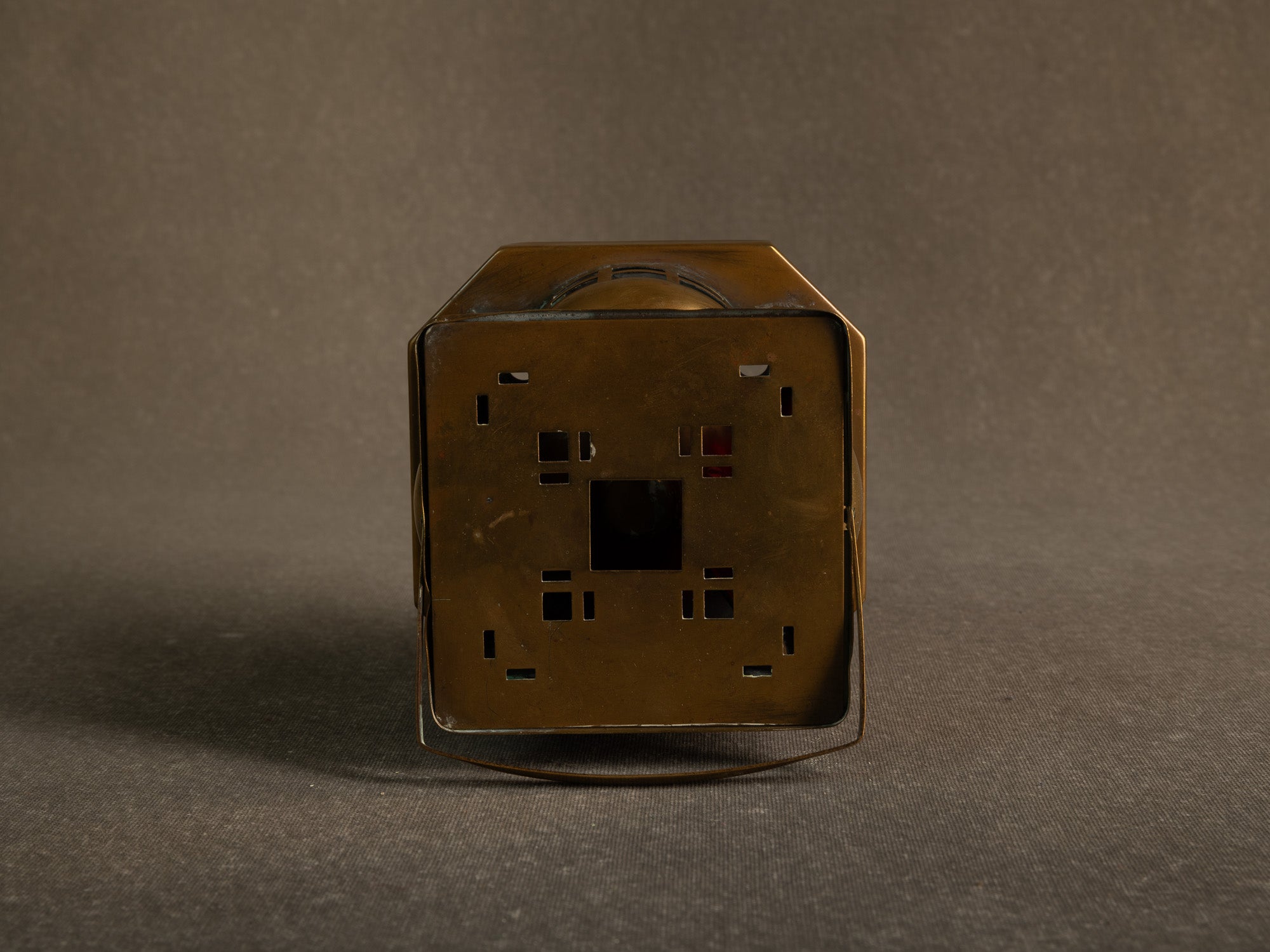 Lanterne / veilleuse Art Nouveau en laiton par Daalderop, École d'Amsterdam, Pays-Bas (vers 1910-20)..Art nouveau brass lantern / nightlight by Daalderop, Amsterdam School, Netherlands (circa 1910-20)