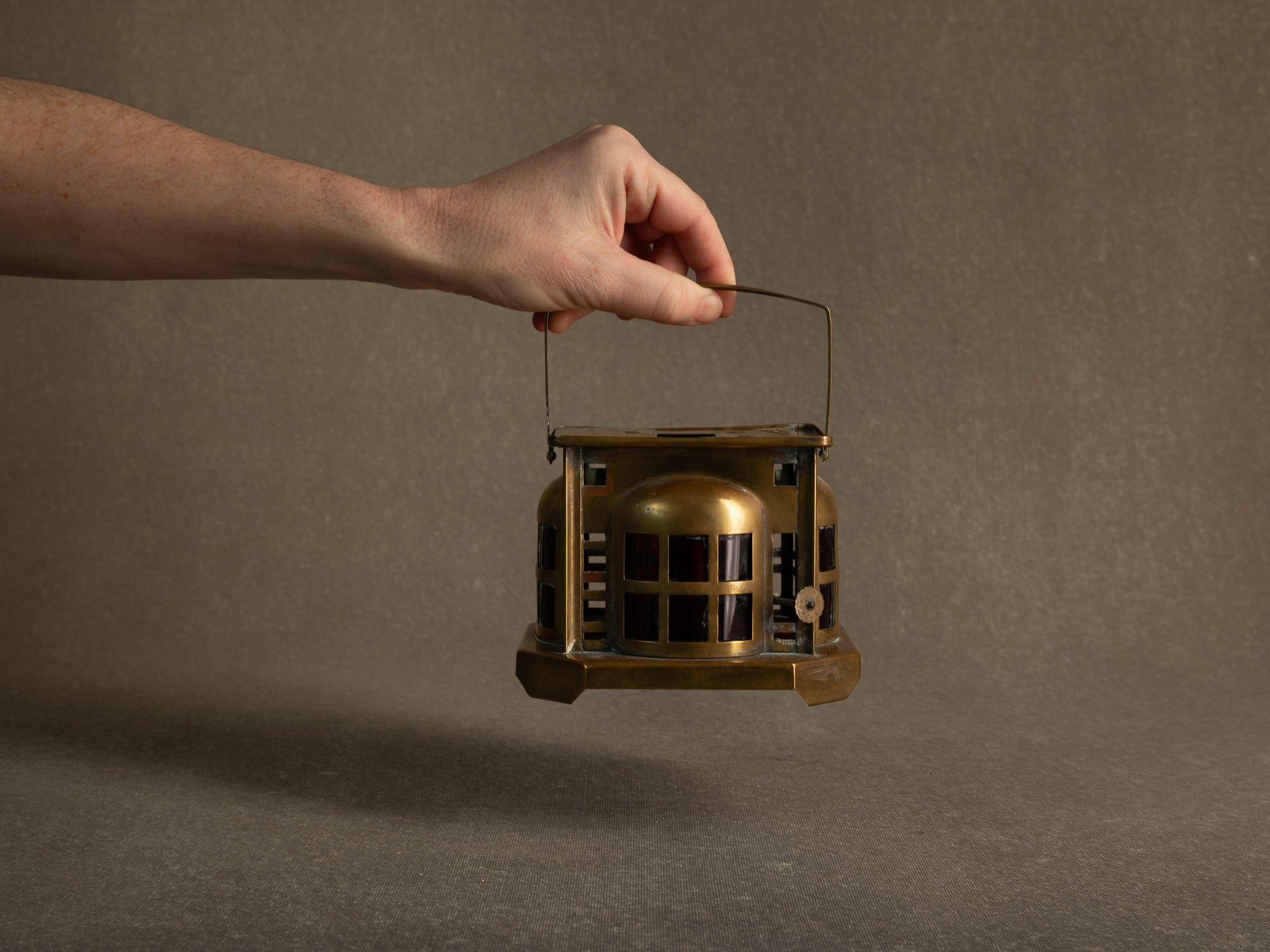 Lanterne / veilleuse Art Nouveau en laiton par Daalderop, École d'Amsterdam, Pays-Bas (vers 1910-20)..Art nouveau brass lantern / nightlight by Daalderop, Amsterdam School, Netherlands (circa 1910-20)