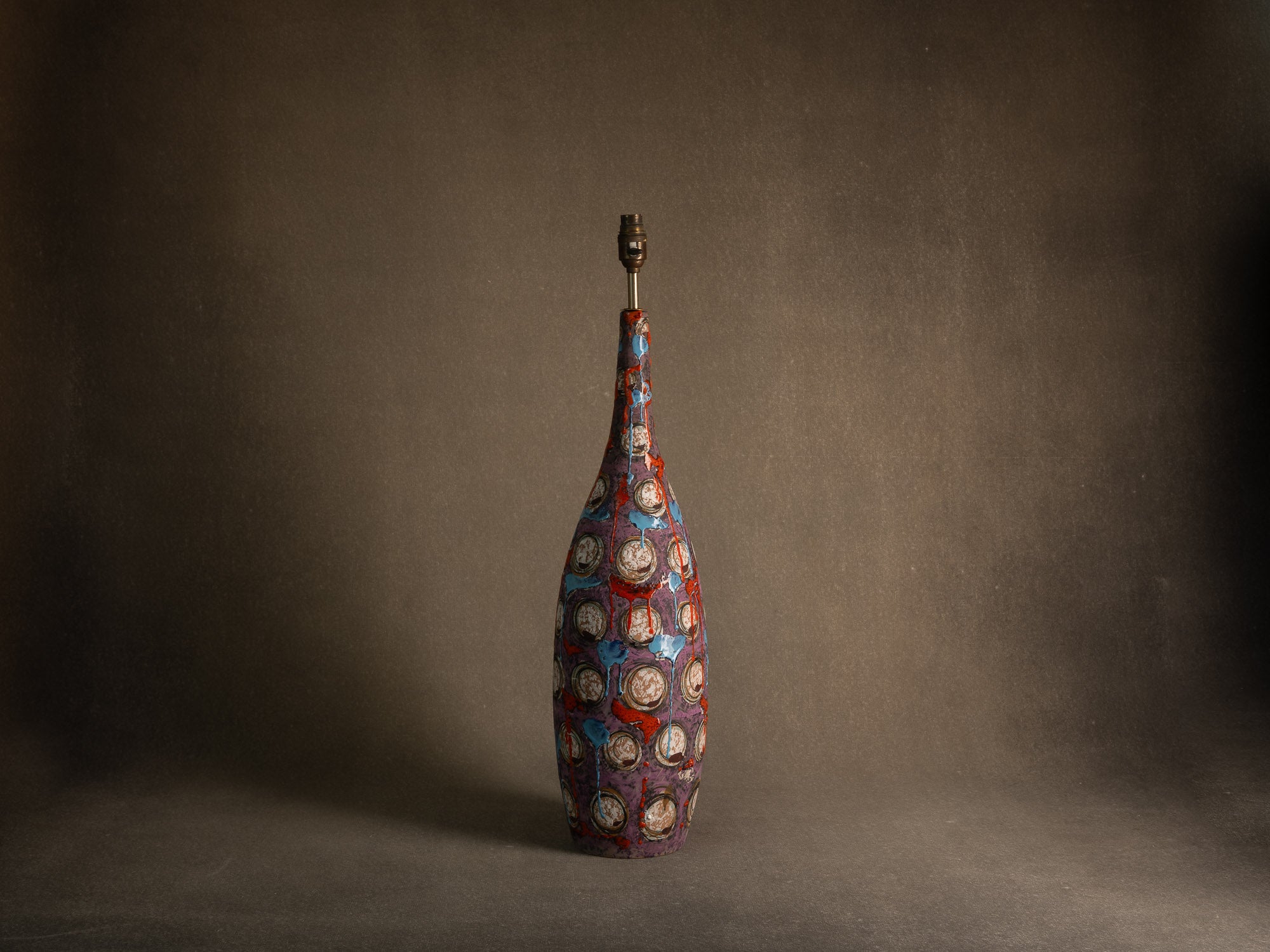 Lampe en faïence italienne à décor informel, Att. Raymor, Italie (vers 1958-65)..Italian earthenware lamp with informal glaze decoration in Raymor style (att.), Italy (circa 1958-65)