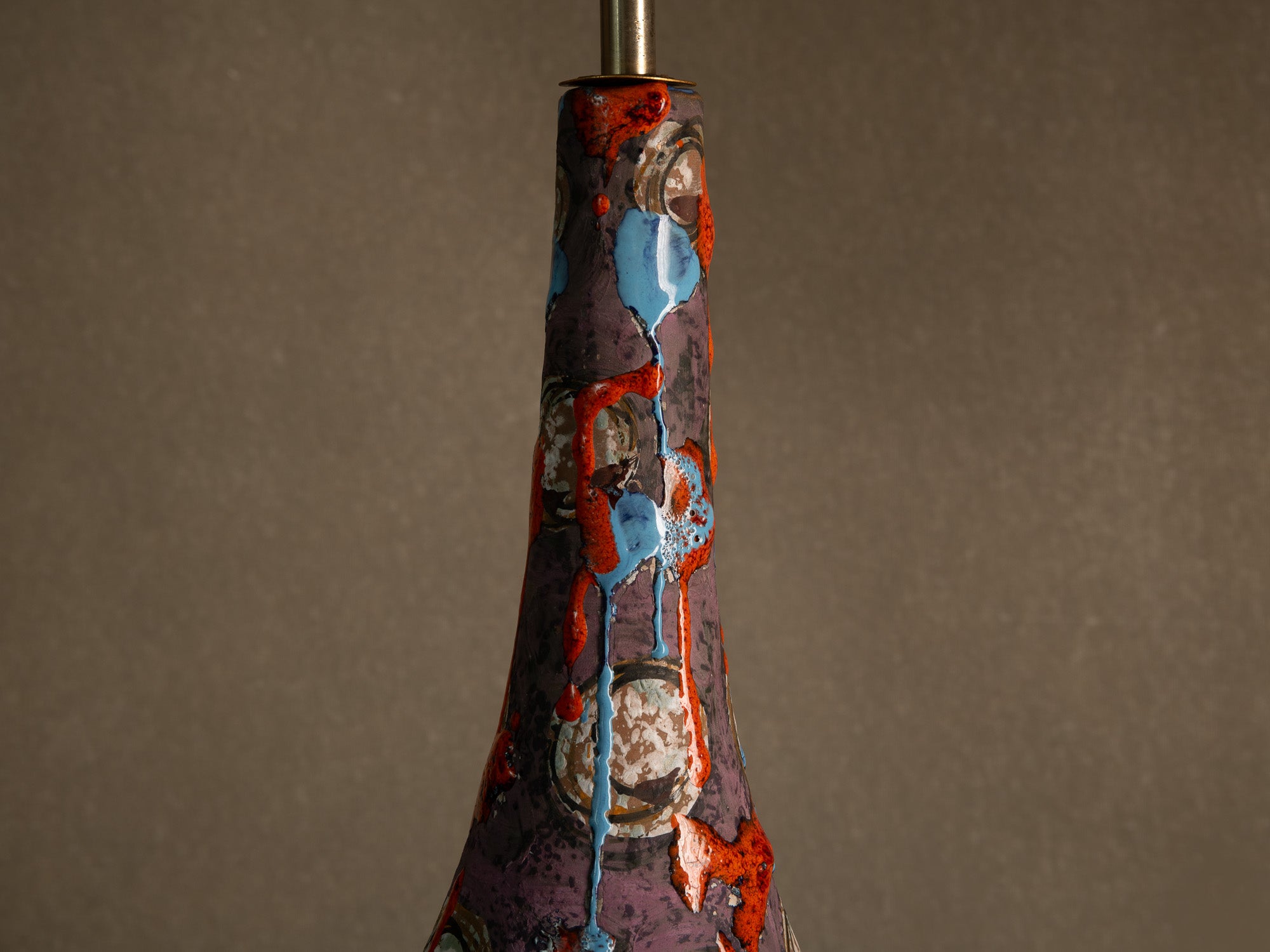 Lampe en faïence italienne à décor informel, Att. Raymor, Italie (vers 1958-65)..Italian earthenware lamp with informal glaze decoration in Raymor style (att.), Italy (circa 1958-65)